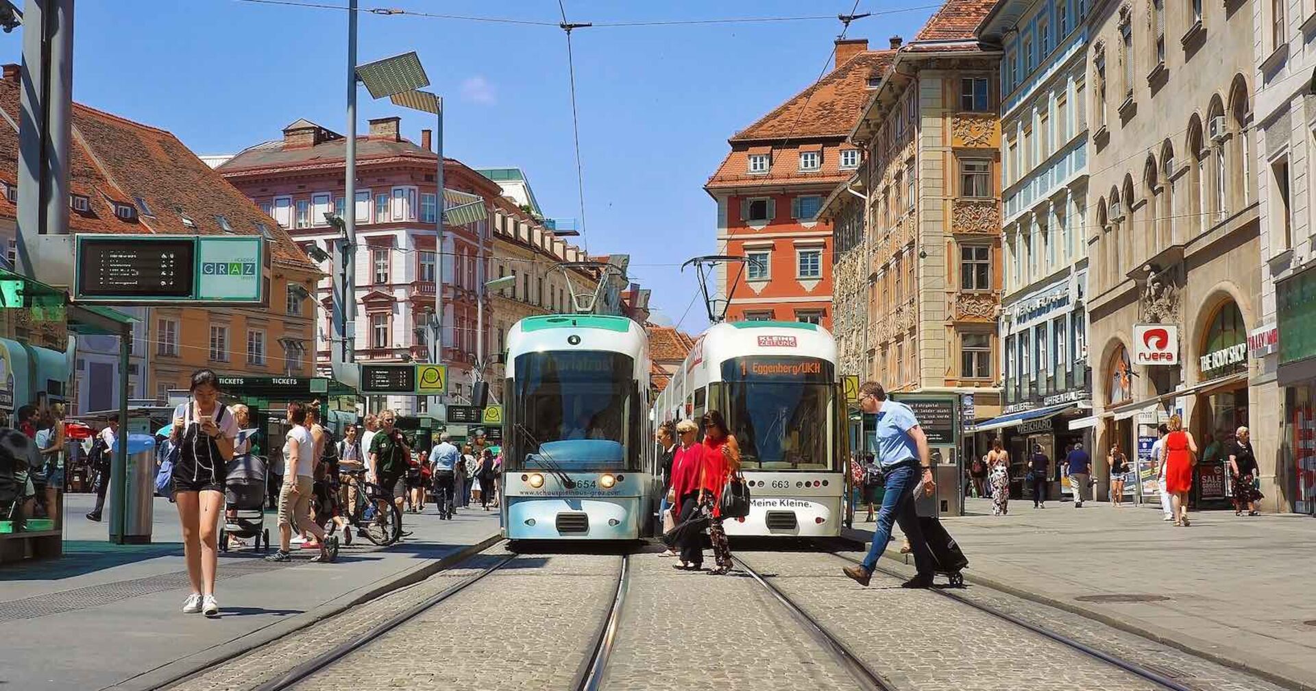 Straßenbahn und Passanten in Graz.