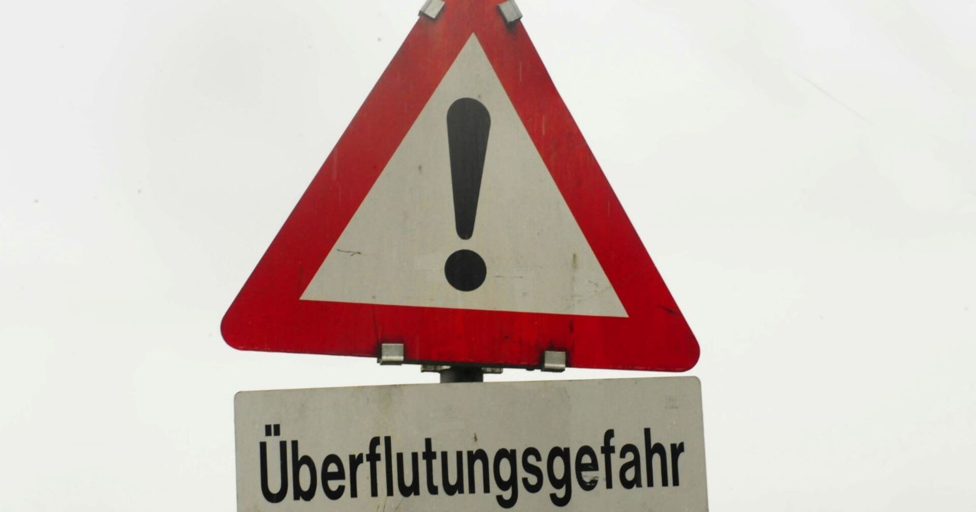 Verkehrsschild Überflutungsgefahr