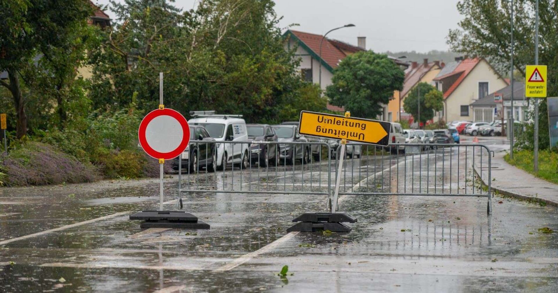 Sperre wegen überfluteter Straßen.