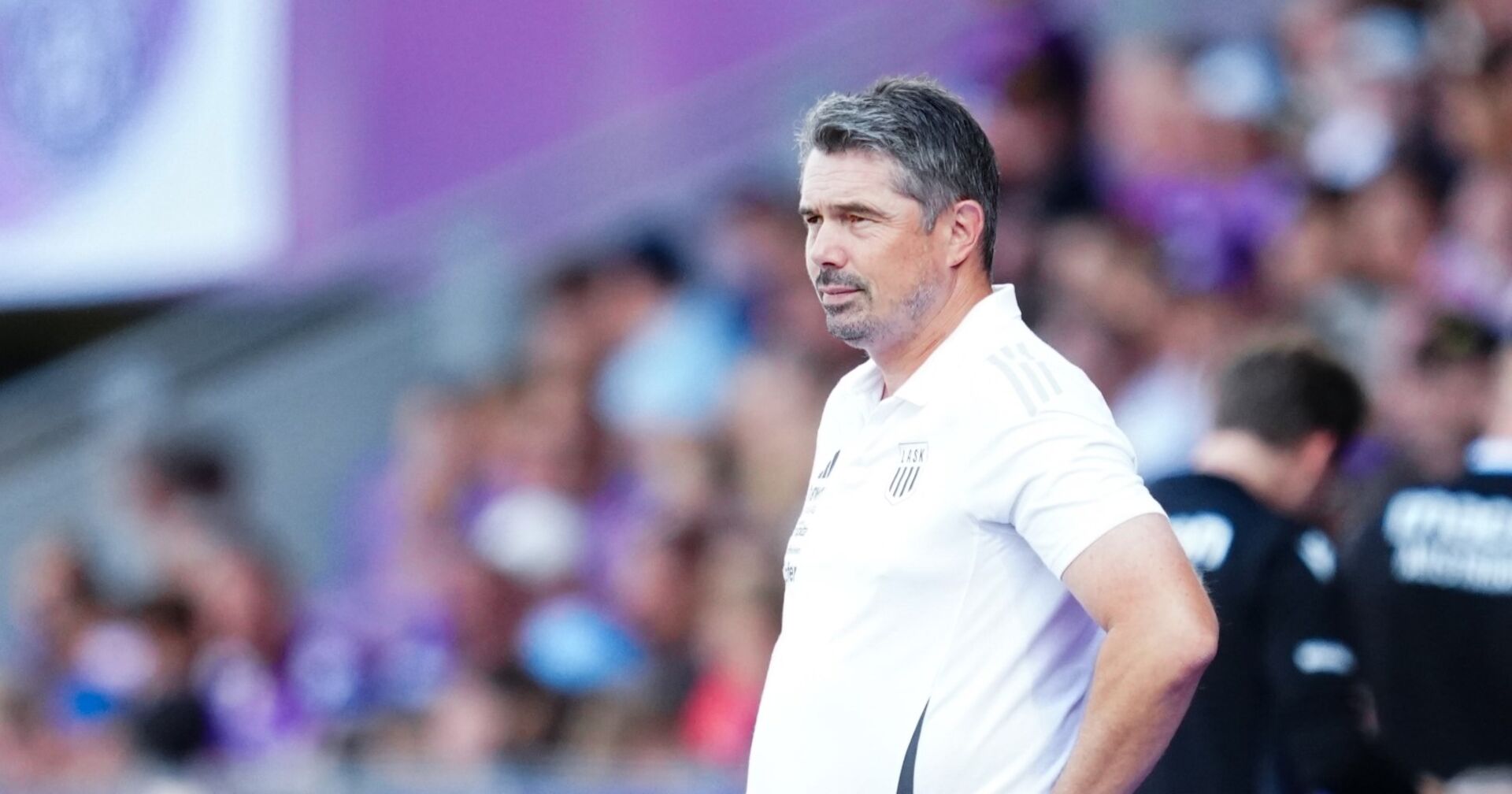 Thomas Darasz, im Lask T-Shirt an der Seitenlinie