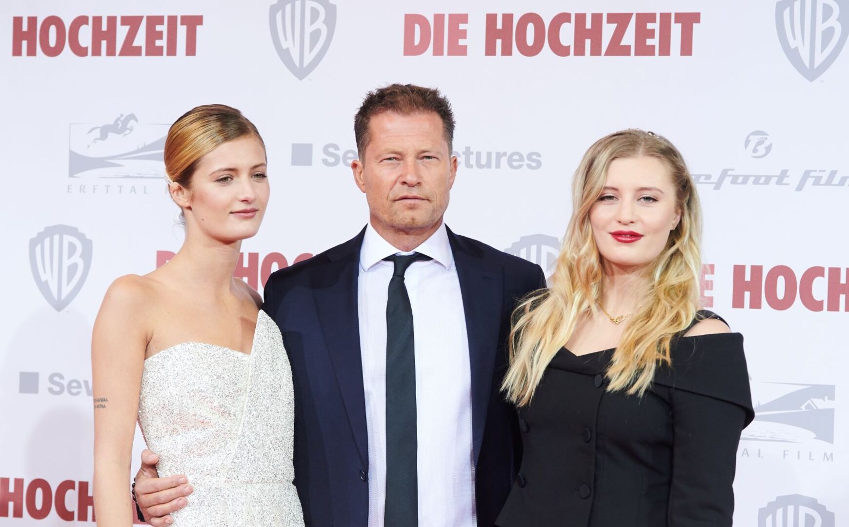 Lilli, Til und Luna Schwaiger bei einer Filmpremiere.