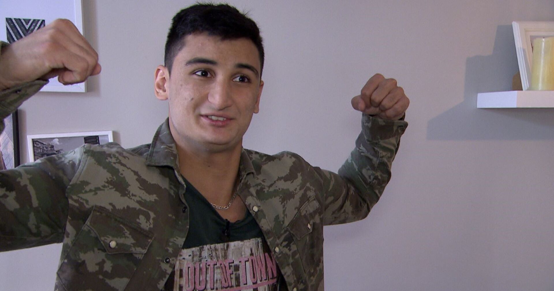 Sayed von ATV-Tinderreisen spannt seinen Bizeps an.