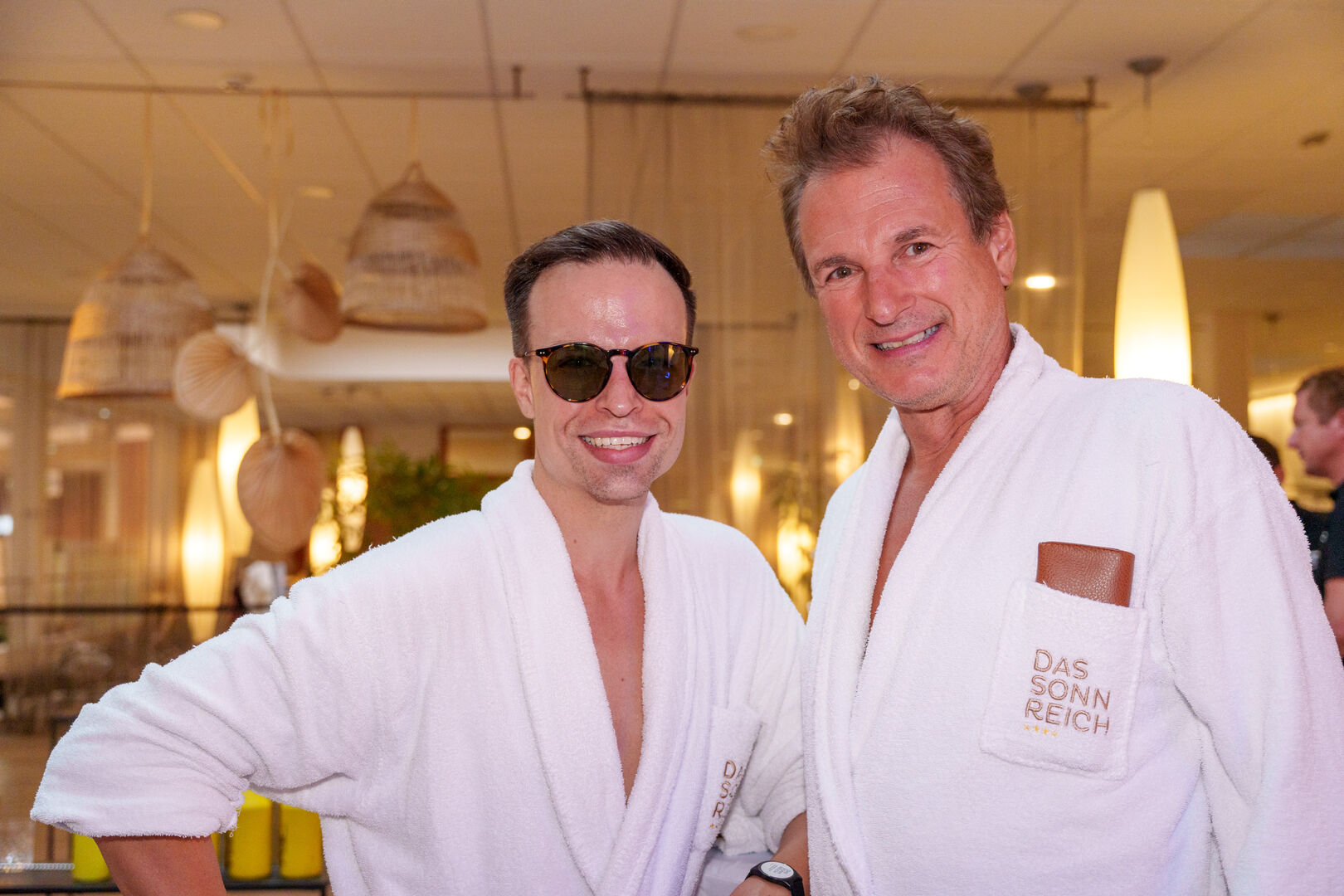 Zwei Männer in weißen Bademänteln