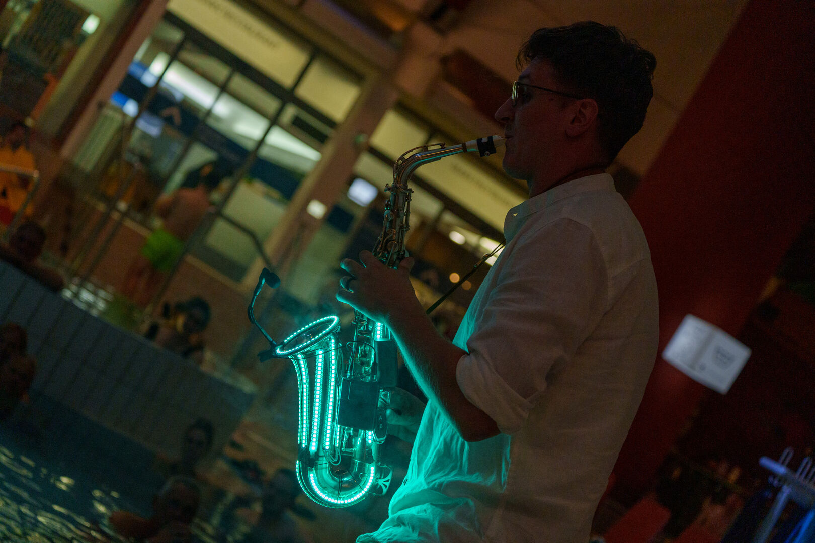 Ein Mann spielt auf einem leuchtenden Saxophon