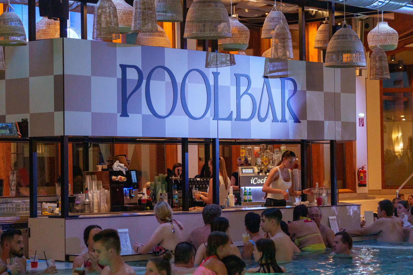Poolbar mit Gästen