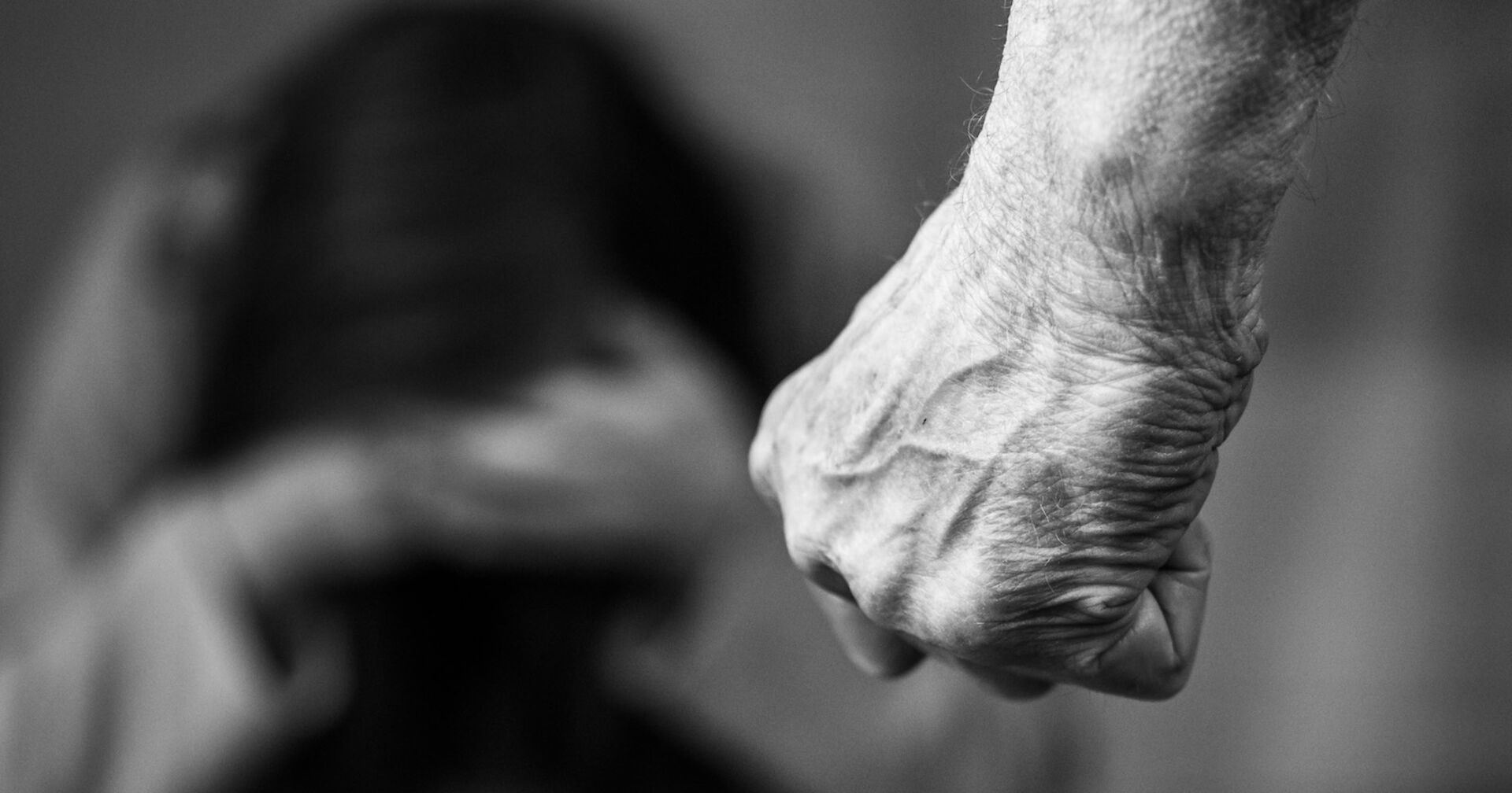 Ein Mann ballt gegenüber einem Mädchen die Faust.