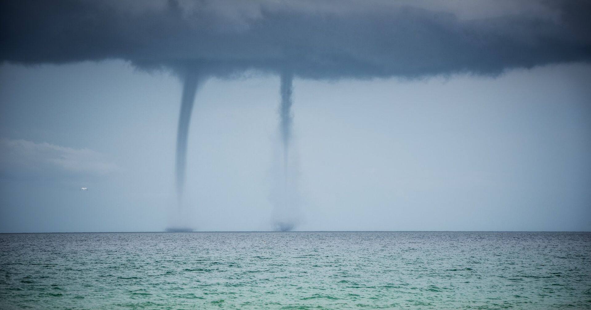 Zwei Tornados auf dem offenen Meer.