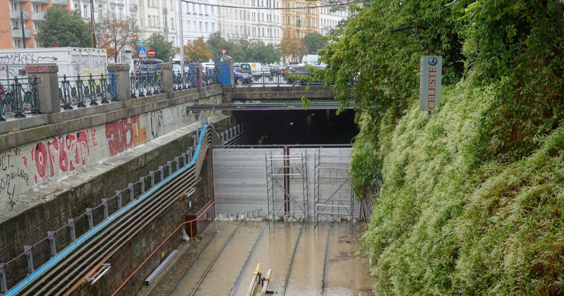 Die Gleise der U4 stehen abschnittsweise unter Wasser