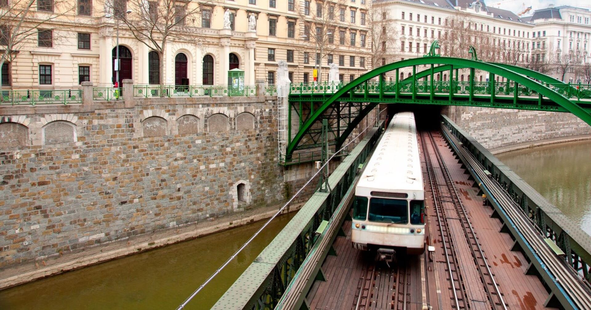U4 fährt zwischen Schwedenplatz und Stadtpark über den Wienfluss