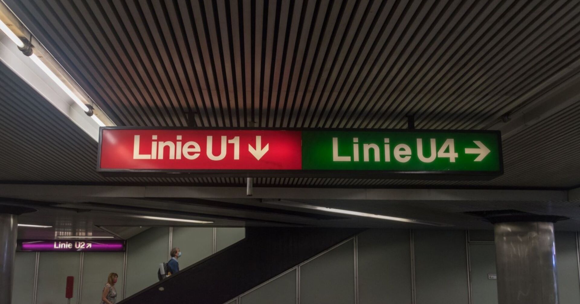 Ubahnstation Karlsplatz, Wegweiser zu den Ubahnen U1, U4 und U2