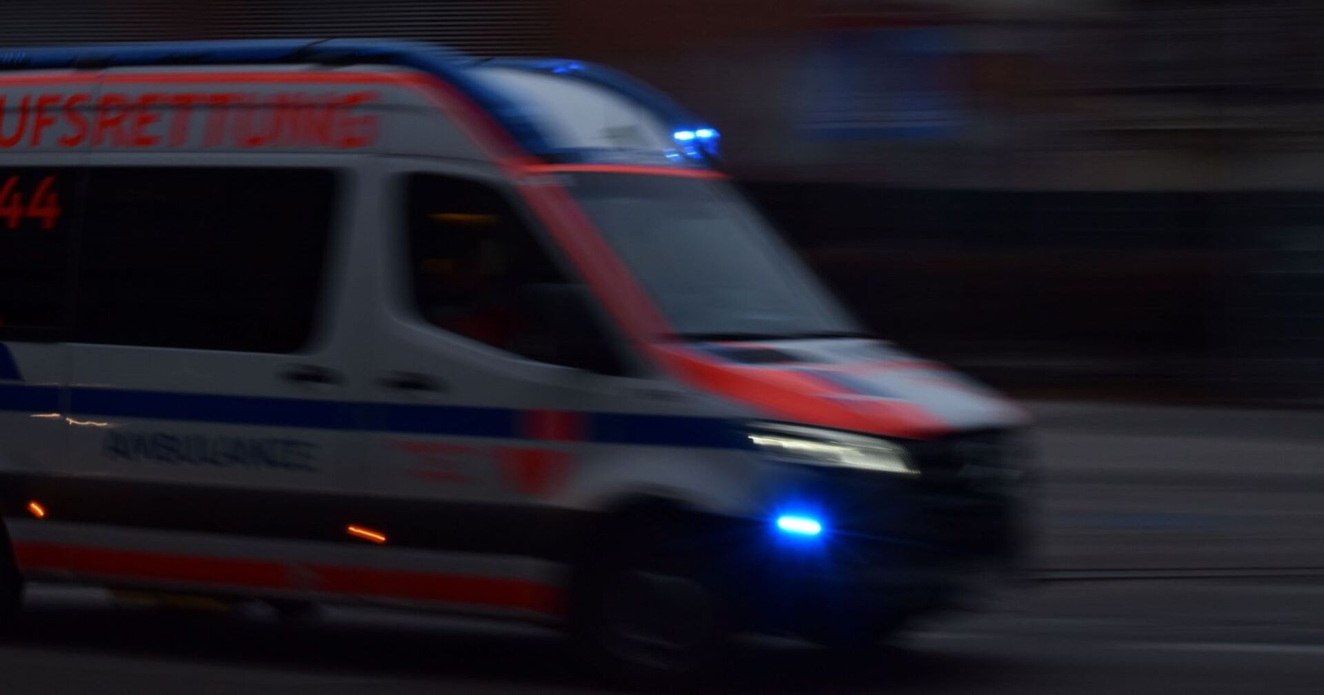 Rettungsauto fährt in der Nacht einen schnellen Blaulichteinsatz