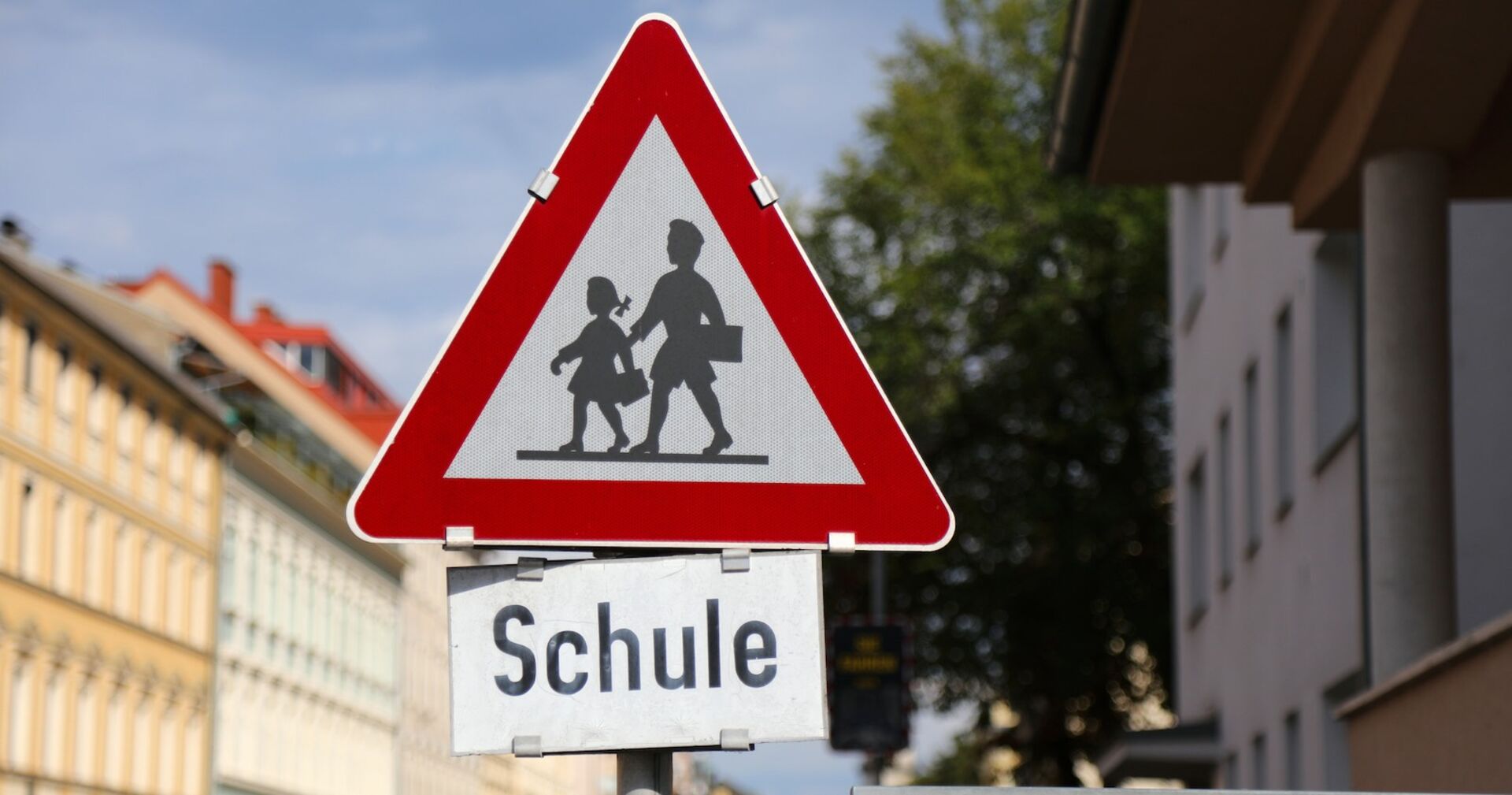 Verkehrsschild mit Hinweis auf Schüler.