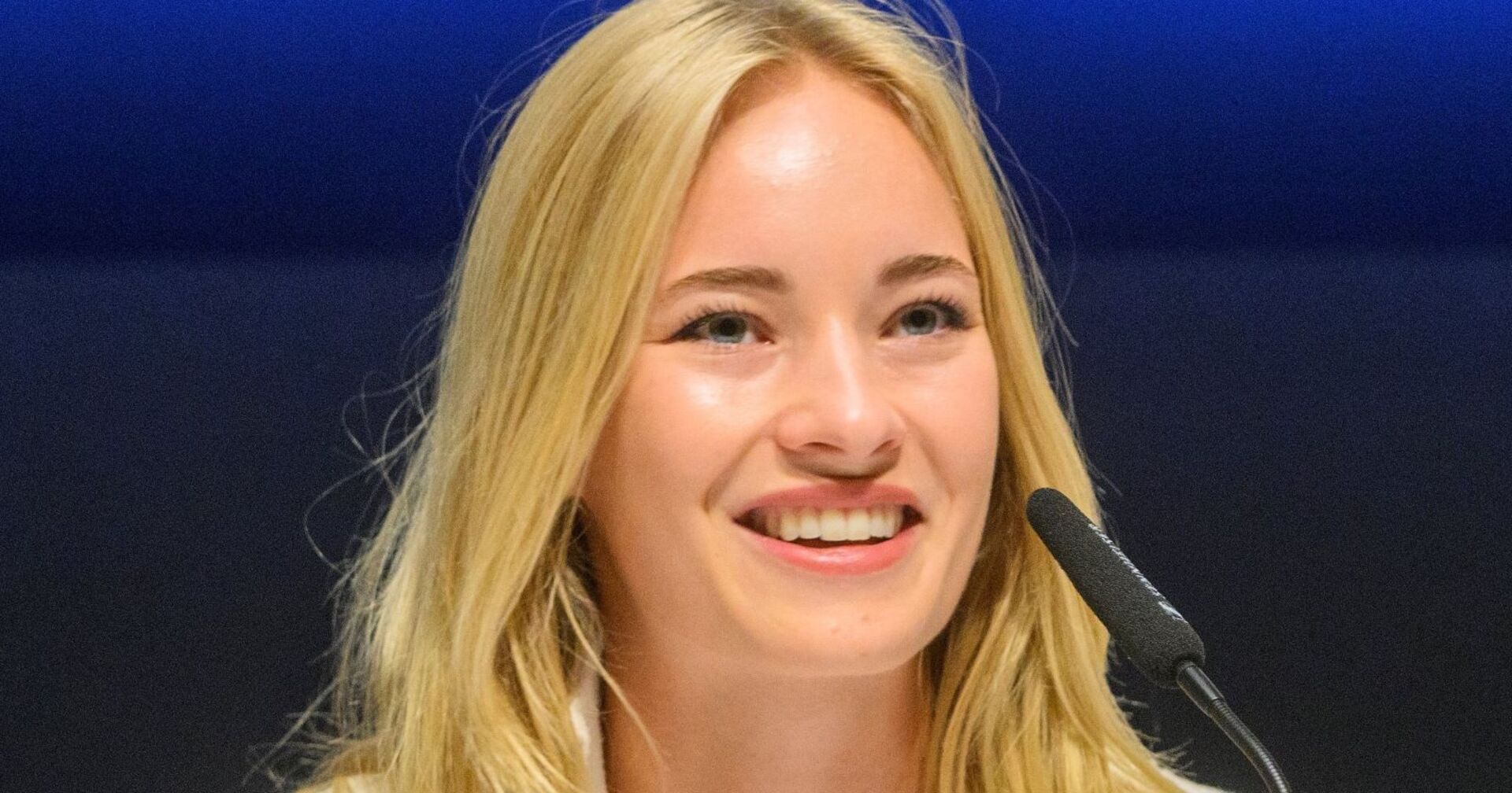 Schauspielerin Valerie Huber lächelt.