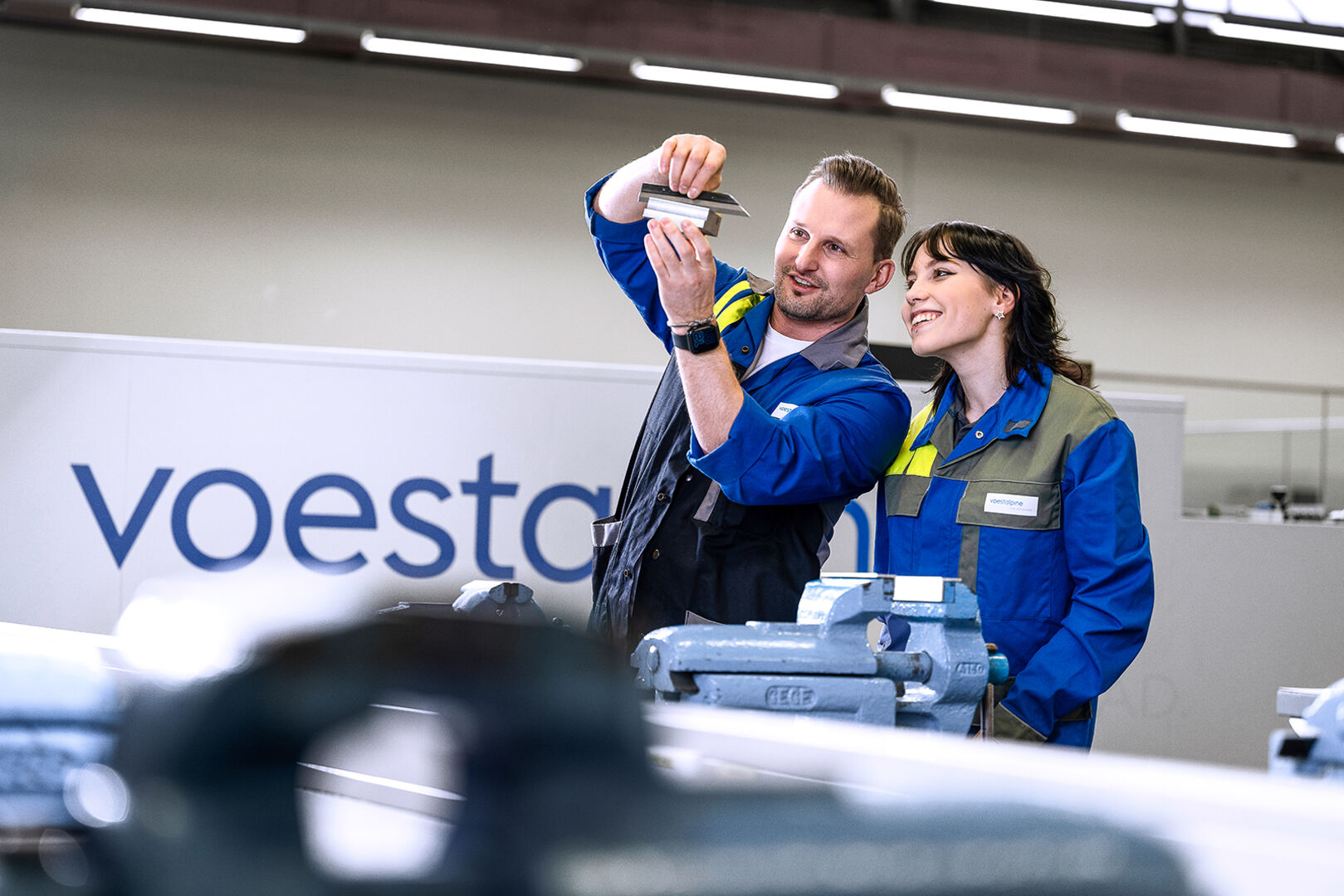 Lehrling und Ausbilder bei der voestalpine | Credit: voestalpine