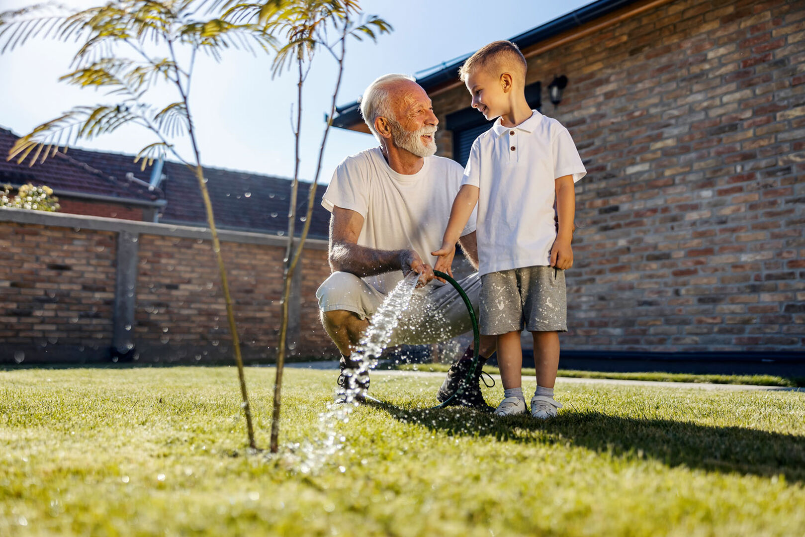 Kind mit Opa im Garten | Credit: iStock.com/dusanpetkovic