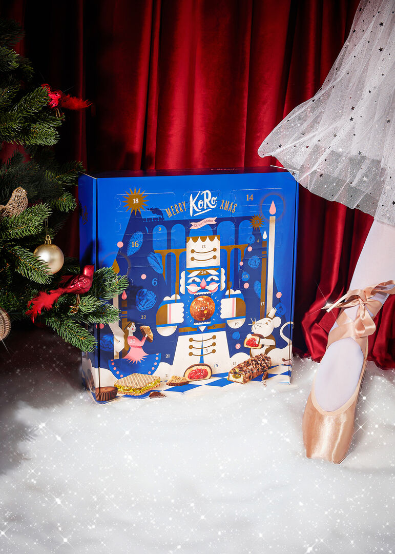 Blauer Adventkalender vor einem roten Vorhang