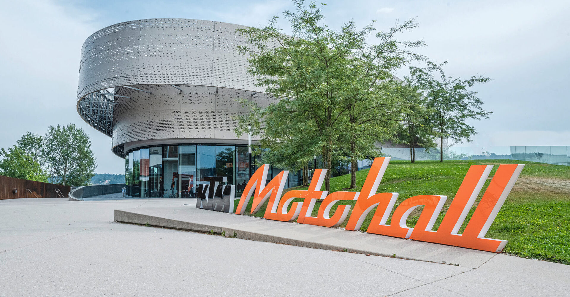 Die Identität von KTM spiegelt sich in der Architektur der Motohall wider.