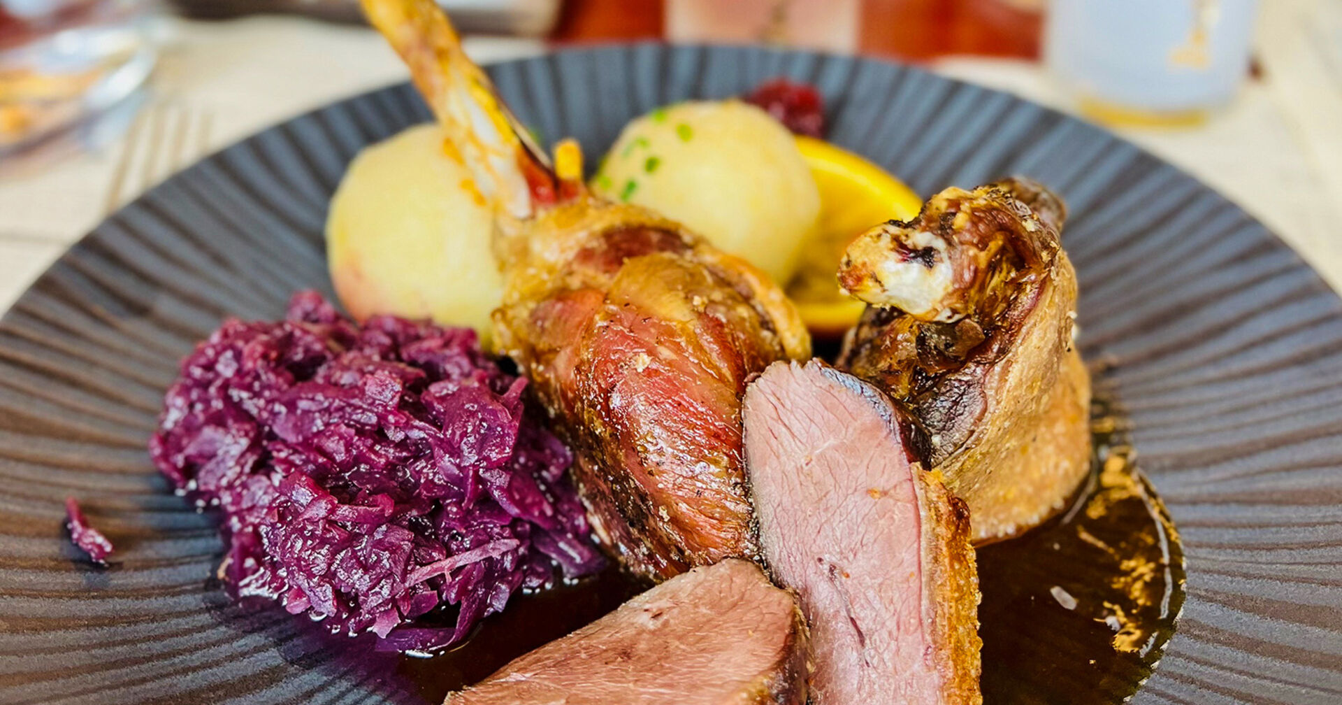 Martinigansl mit Rotkraut | Credit: At the Park Hotel