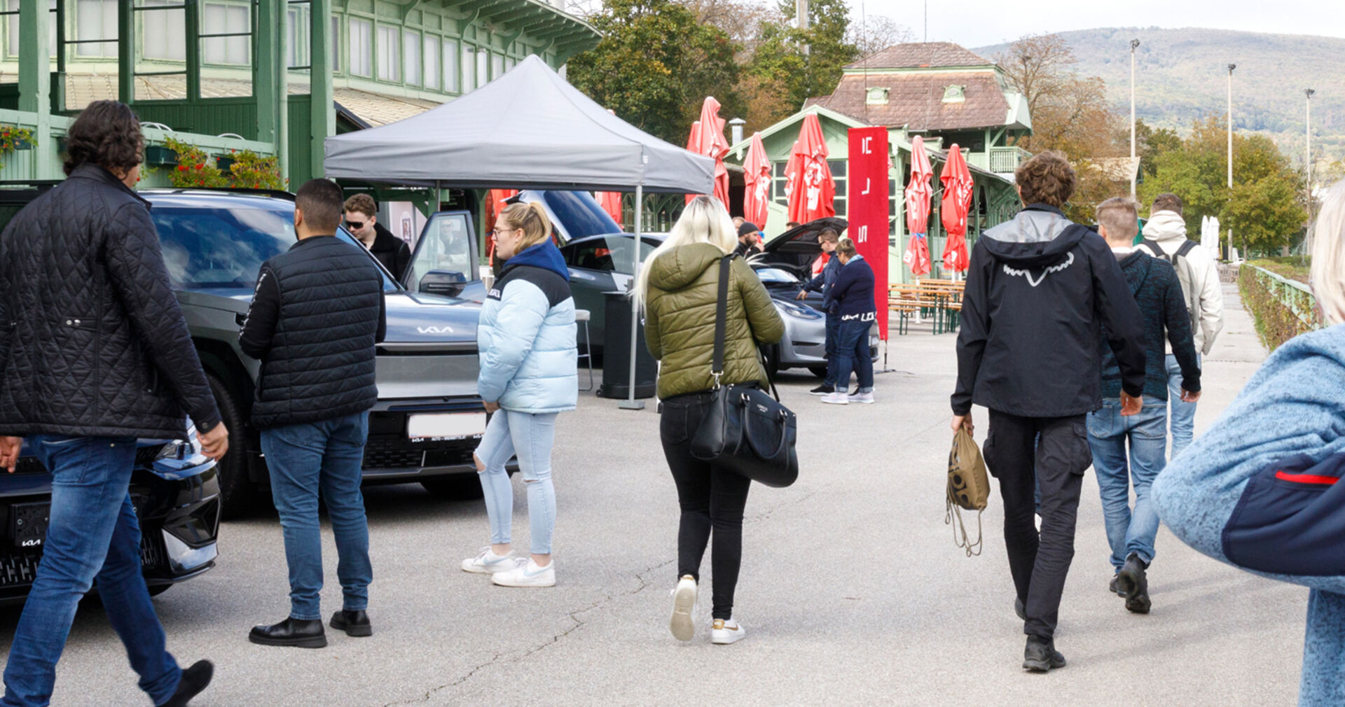 Frauen und Männer beim Besuch der Weekend Test-Drive-Days | Credit: Weekend Magazin/Mika-Nikolas Mahringer
