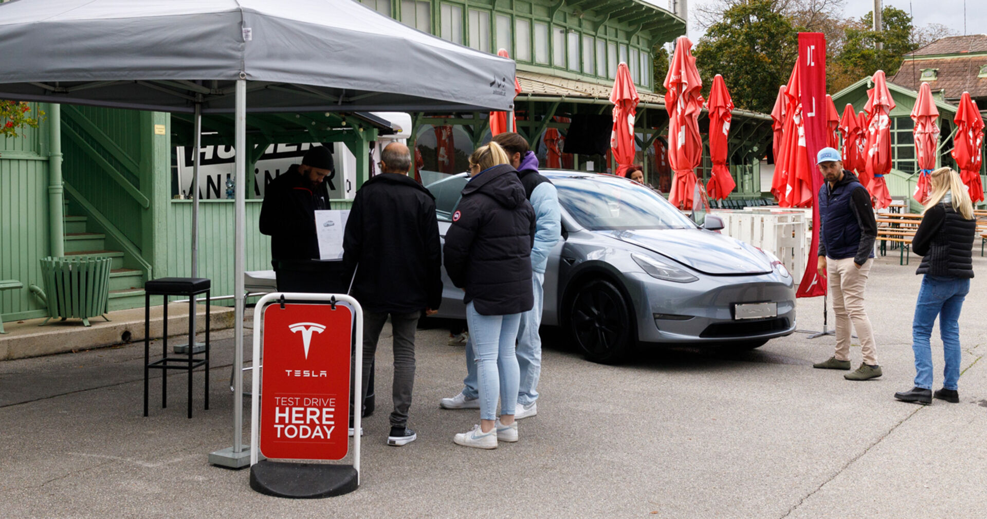 Frauen und Männer bei der Trabrennbahn in Baden im Rahmen der Weekend Test-Drive-Days | Credit: Weekend Magazin/Mika-Nikolas Mahringer