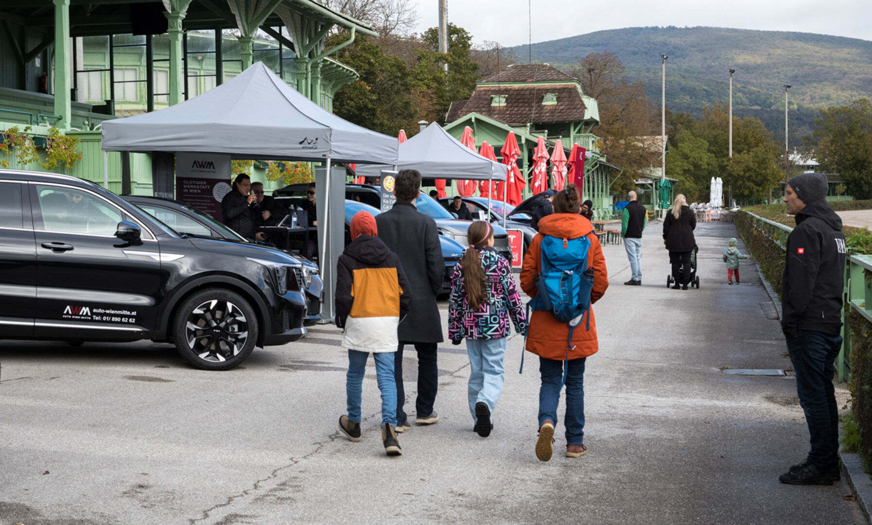 Junge Frauen und Männern sehen sich ausgestellte Fahrzeuge bei der Trabrennbahn in Baden an | Credit: Weekend Magazin/Mika-Nikolas Mahringer