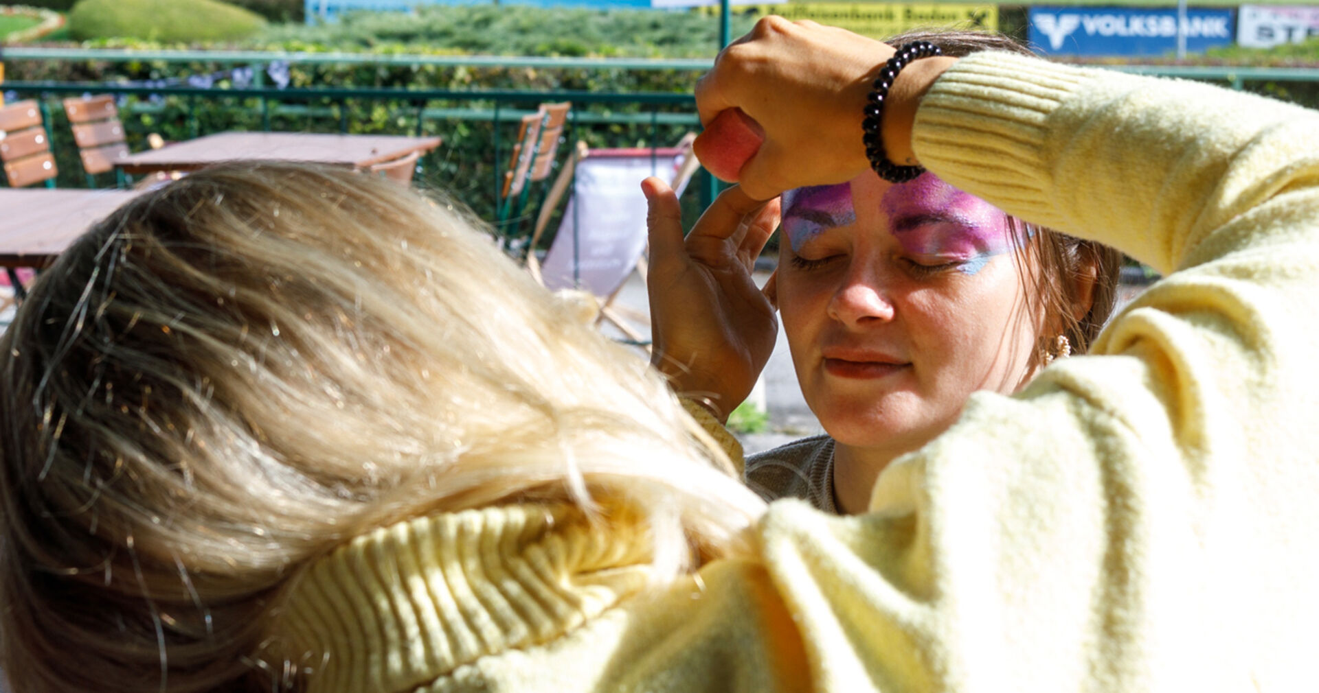 Junges Mädchen beim Kinderschminken | Credit: Weekend Magazin/Mika-Nikolas Mahringer