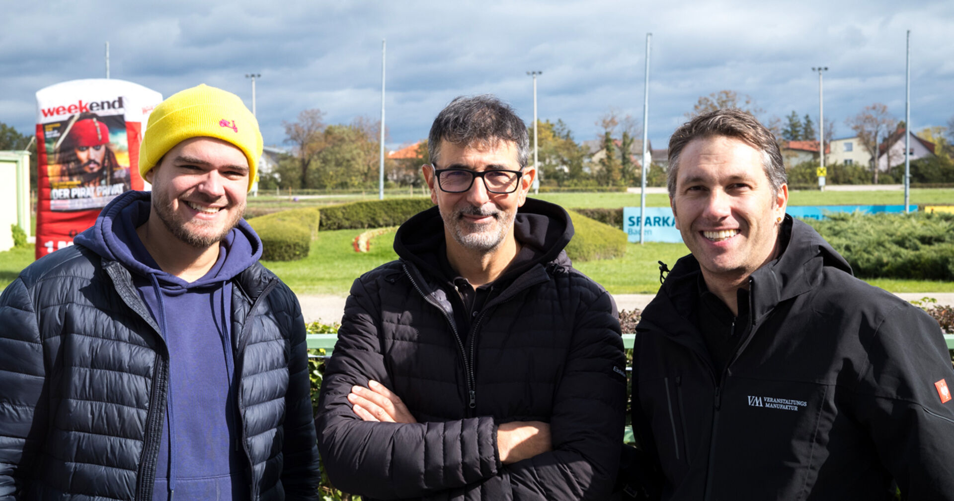 Michael Nyman und Richard Mauerlechner mit einem Gast bei den Weekend Test-Drive-Days | Credit: Weekend Magazin/Mika-Nikolas Mahringer