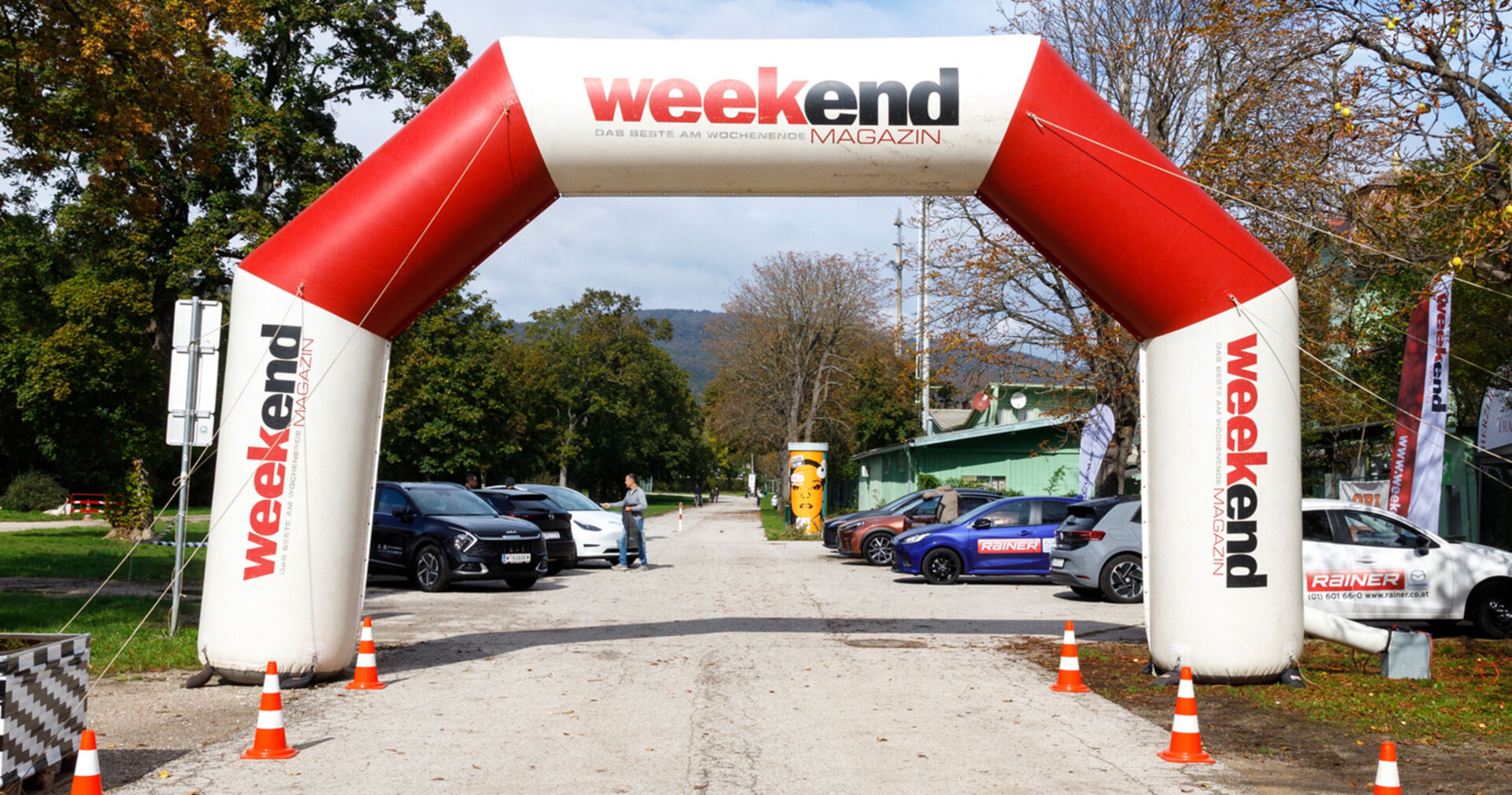 Der Einfahrtsbereich zu den Weekend Test-Drive-Days an der Trabrennbahn in Baden | Credit: Weekend Magazin/Mika-Nikolas Mahringer