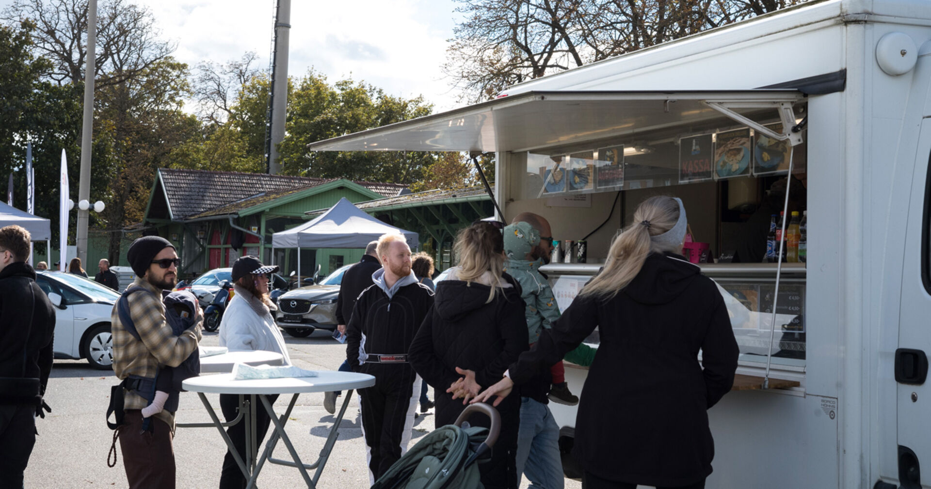 Frauen und Männer beim Foodtruck an der Trabrennbahn in Baden | Credit: Weekend Magazin/Mika-Nikolas Mahringer