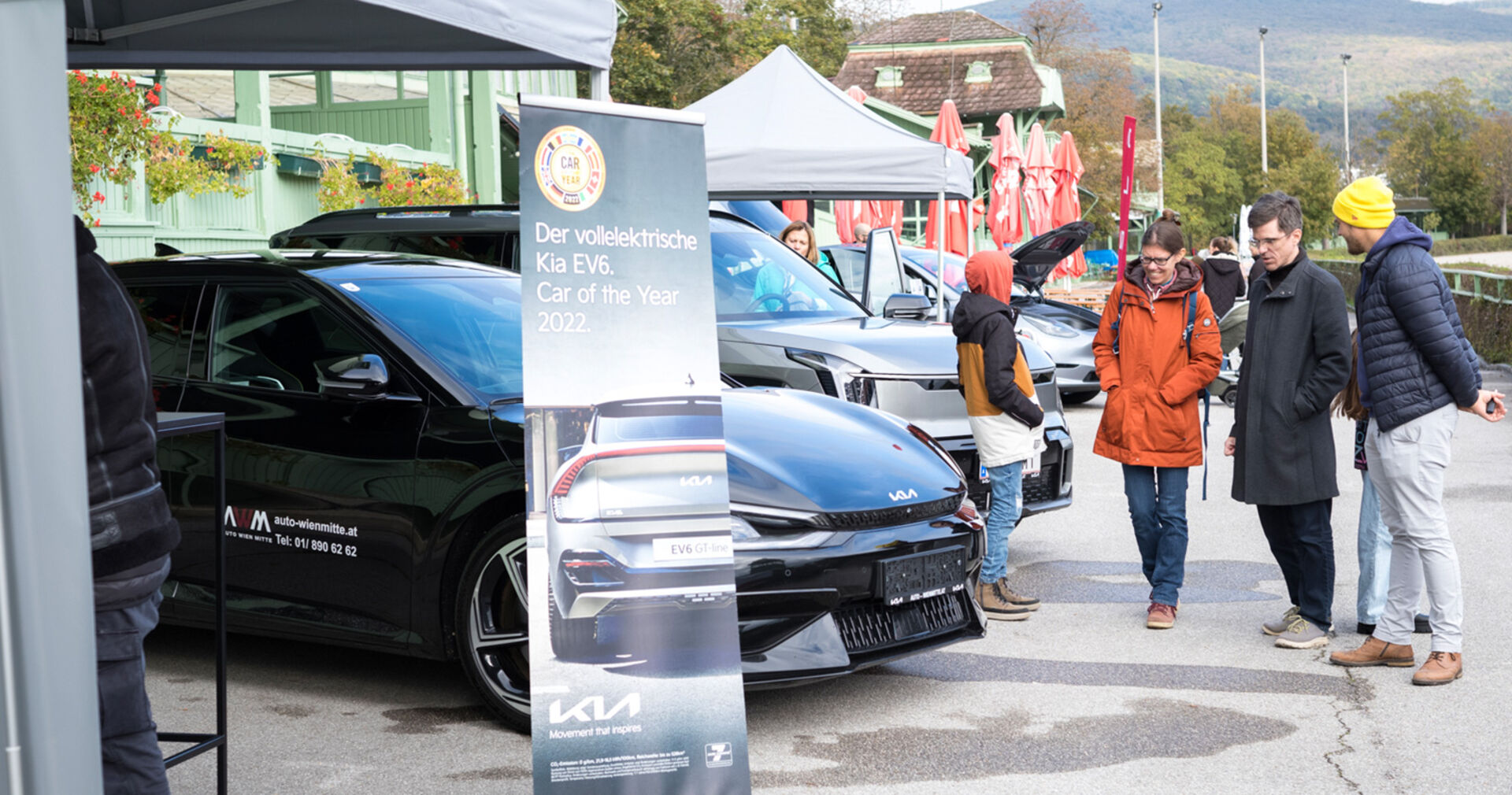 Besucher und Besucherinnen sehen sich die neuesten Fahrzeuge bei den Weekend Test-Drive-Days an | Credit: Weekend Magazin/Mika-Nikolas Mahringer