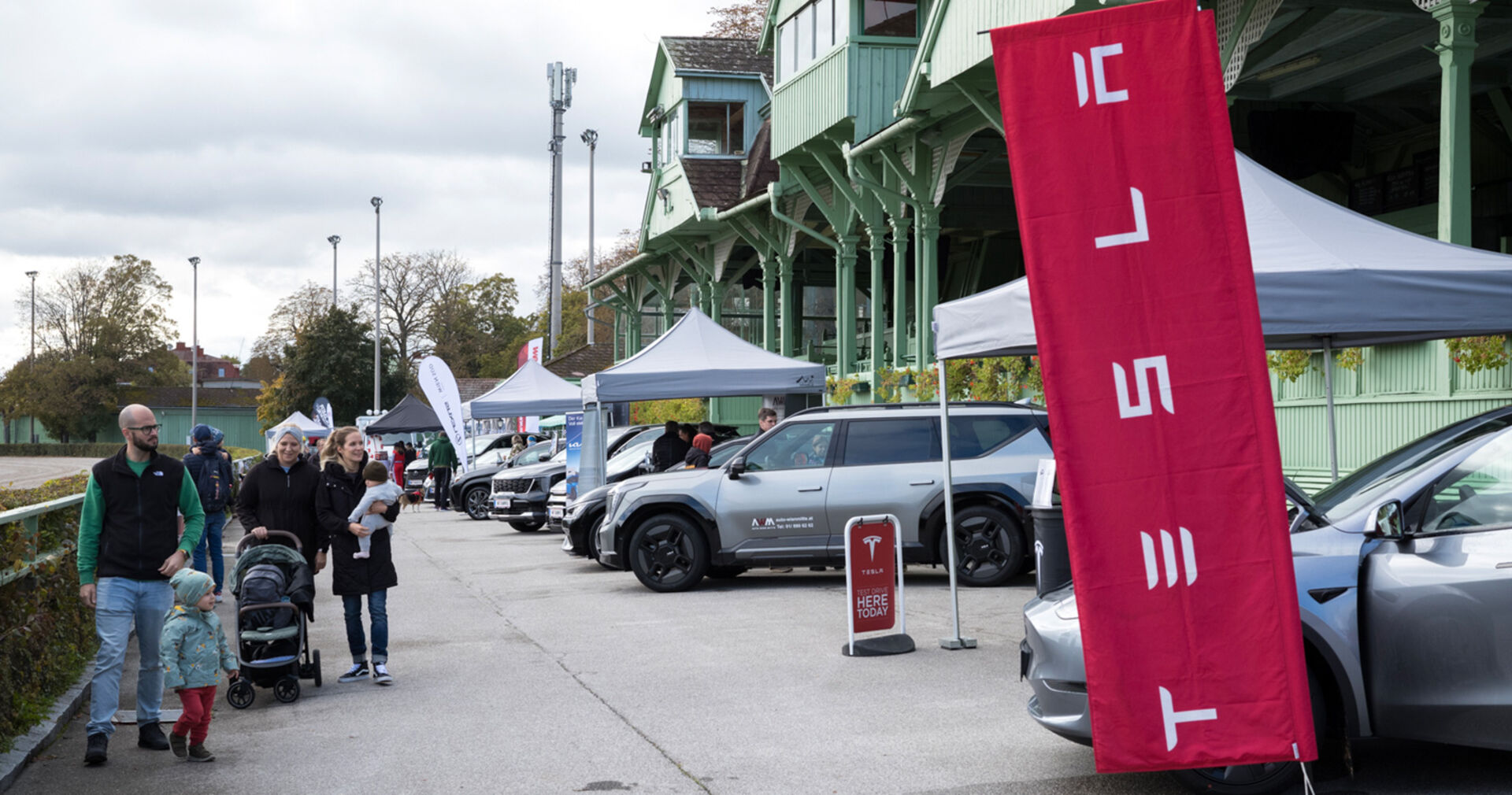 Tesla stellte seine neuesten Modelle bei den Weekend Test-Drive-Days aus | Credit: Weekend Magazin/Mika-Nikolas Mahringer