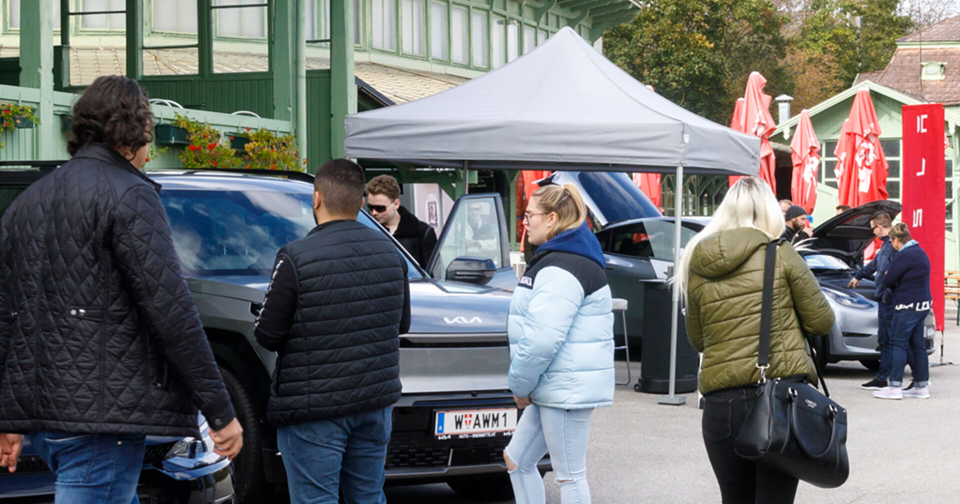 Frauen und Männer beim Besuch der Weekend Test-Drive-Days | Credit: Weekend Magazin/Mika-Nikolas Mahringer