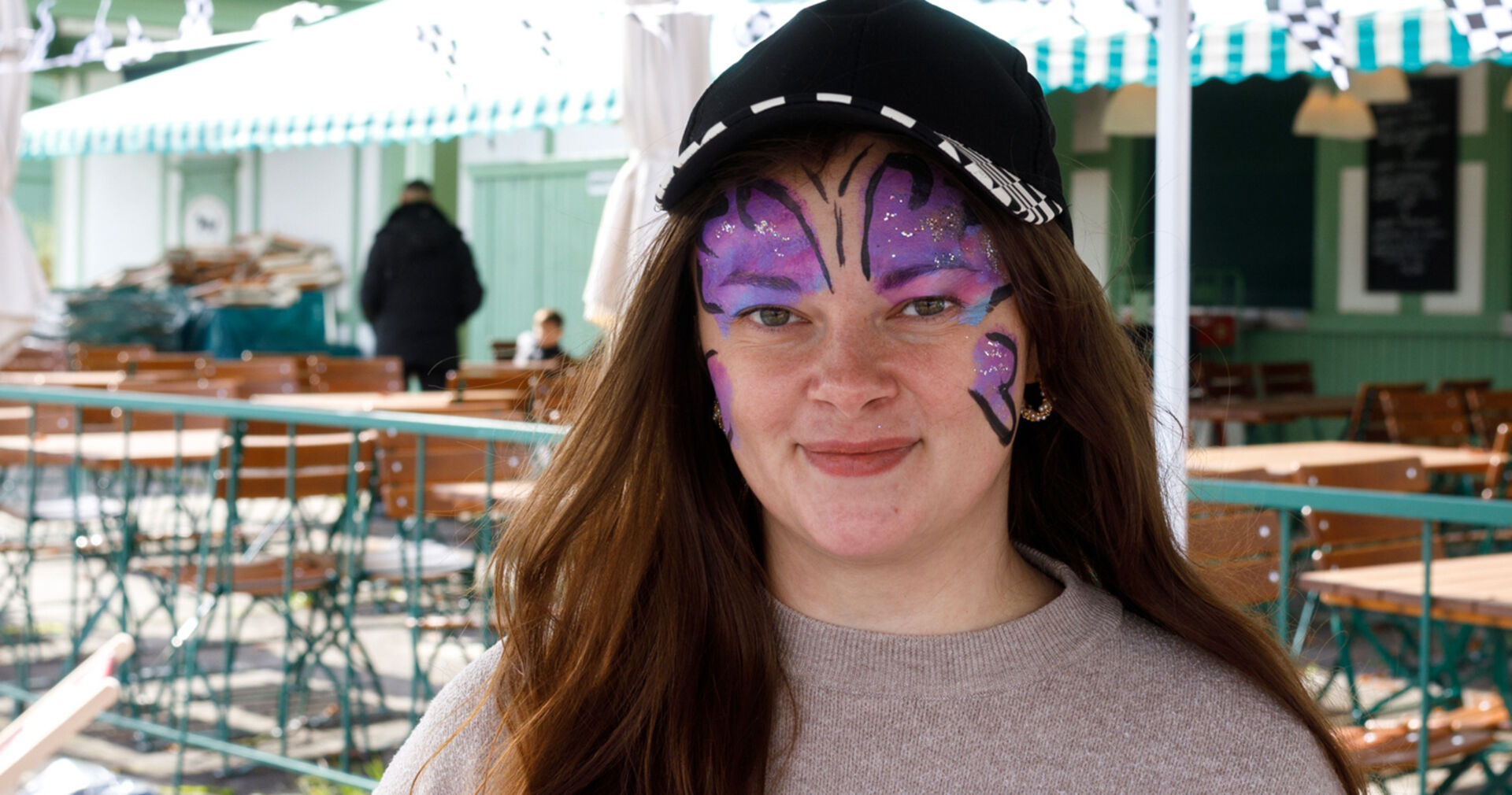 Junge Frau nach dem Kinderschminken | Credit: Weekend Magazin/Mika-Nikolas Mahringer