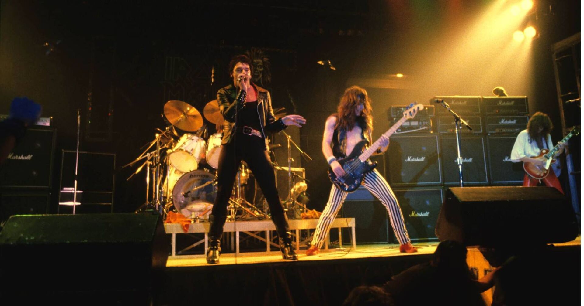 Foto einer Konzertbühne, auf der Paul Di'Anno mit Iron Maiden im Jahre 1980 auftritt