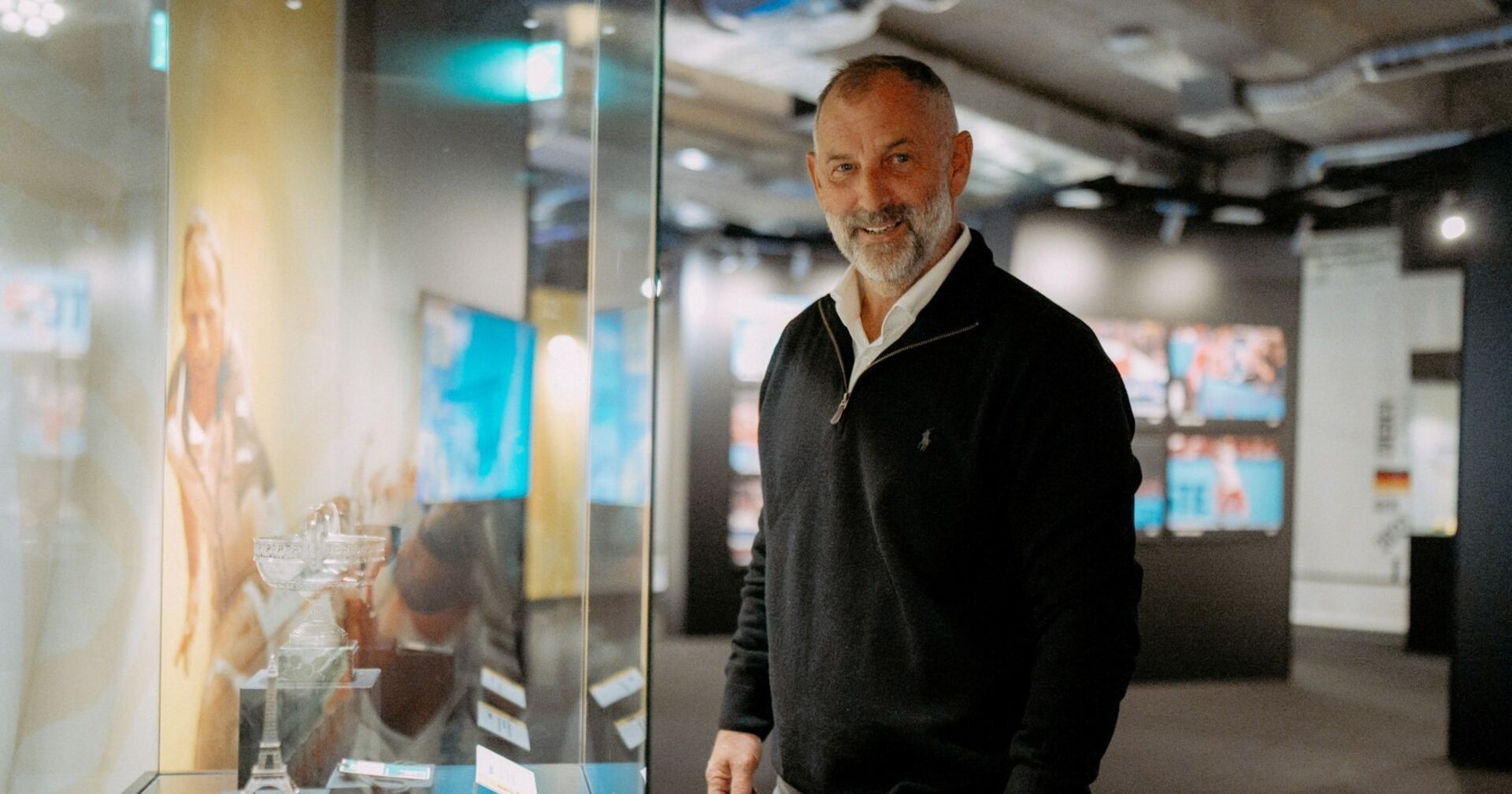 Thomas Muster steht neben einem seiner Pokale.