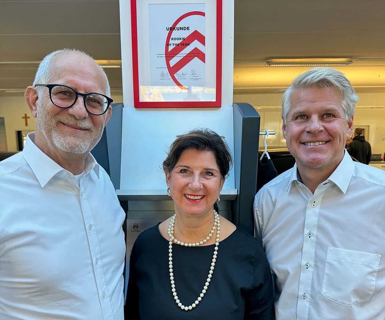 Verkaufsleiter Christian Eibisberger, die beiden Edelsbrunner Geschäftsführer Renate Zink-Edelsbrunner und Klaus Edelsbrunner mit der Auszeichnung „Rookie of the Year 2024“.