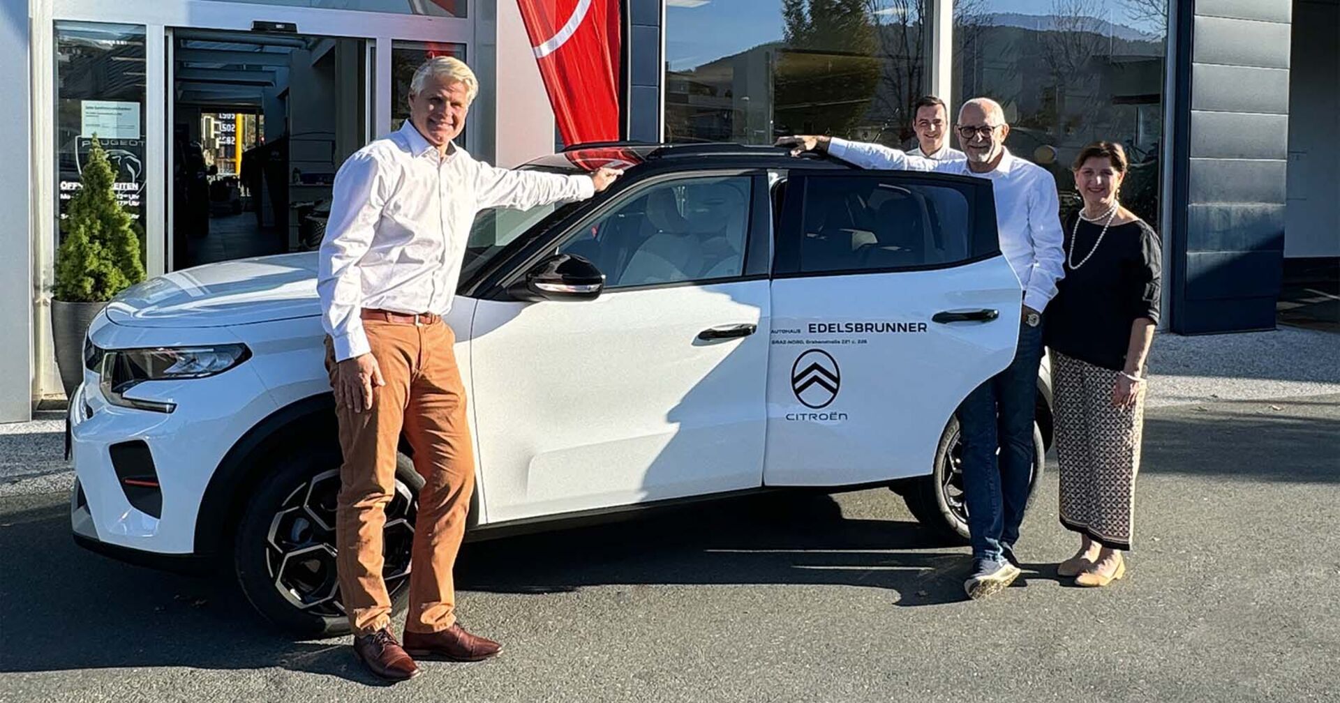 Verkaufsleiter Christian Eibisberger, die beiden Edelsbrunner Geschäftsführer Klaus Edelsbrunner und Renate Zink-Edelsbrunner, Daniel Vogrin (hinten) vor dem brandneuen Citroen