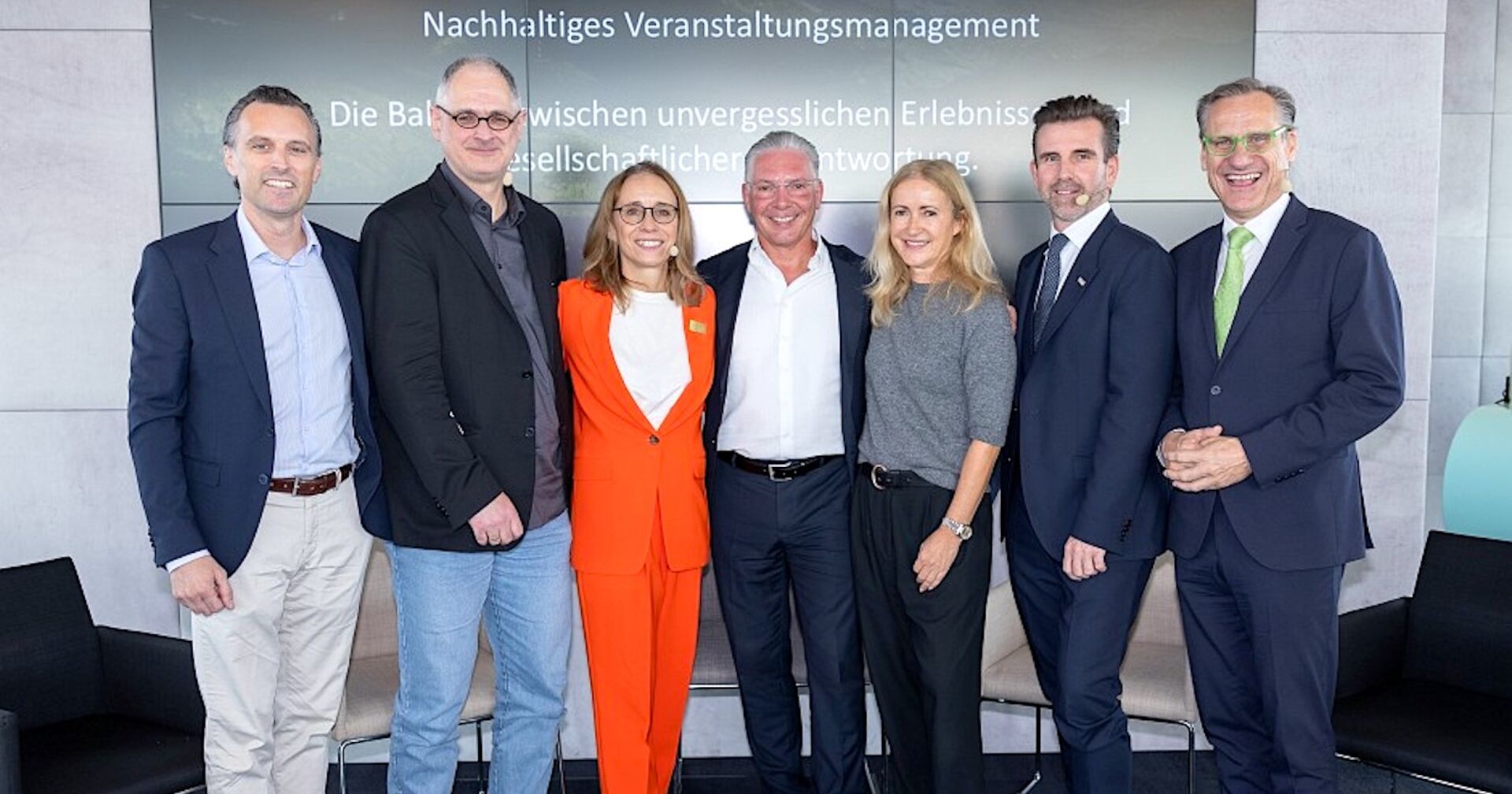 Gruppenbild, nebeneinander aufgestellt