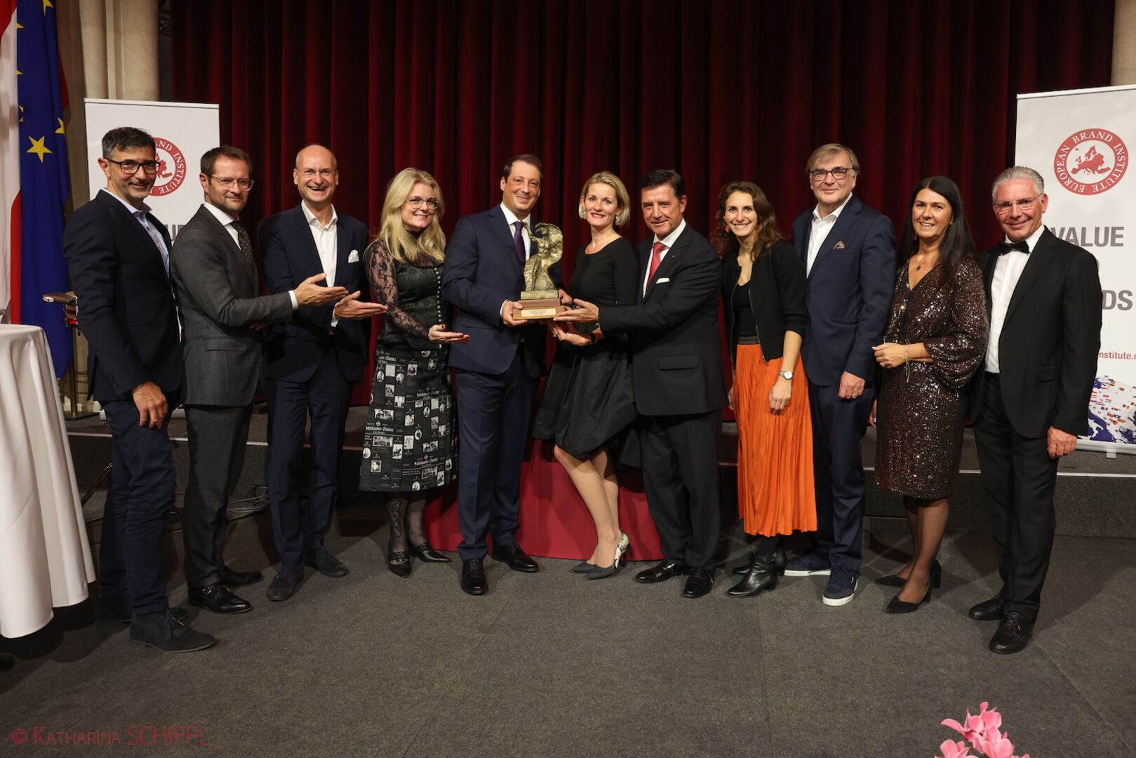 Gruppenbild, nebeneinander aufgereiht