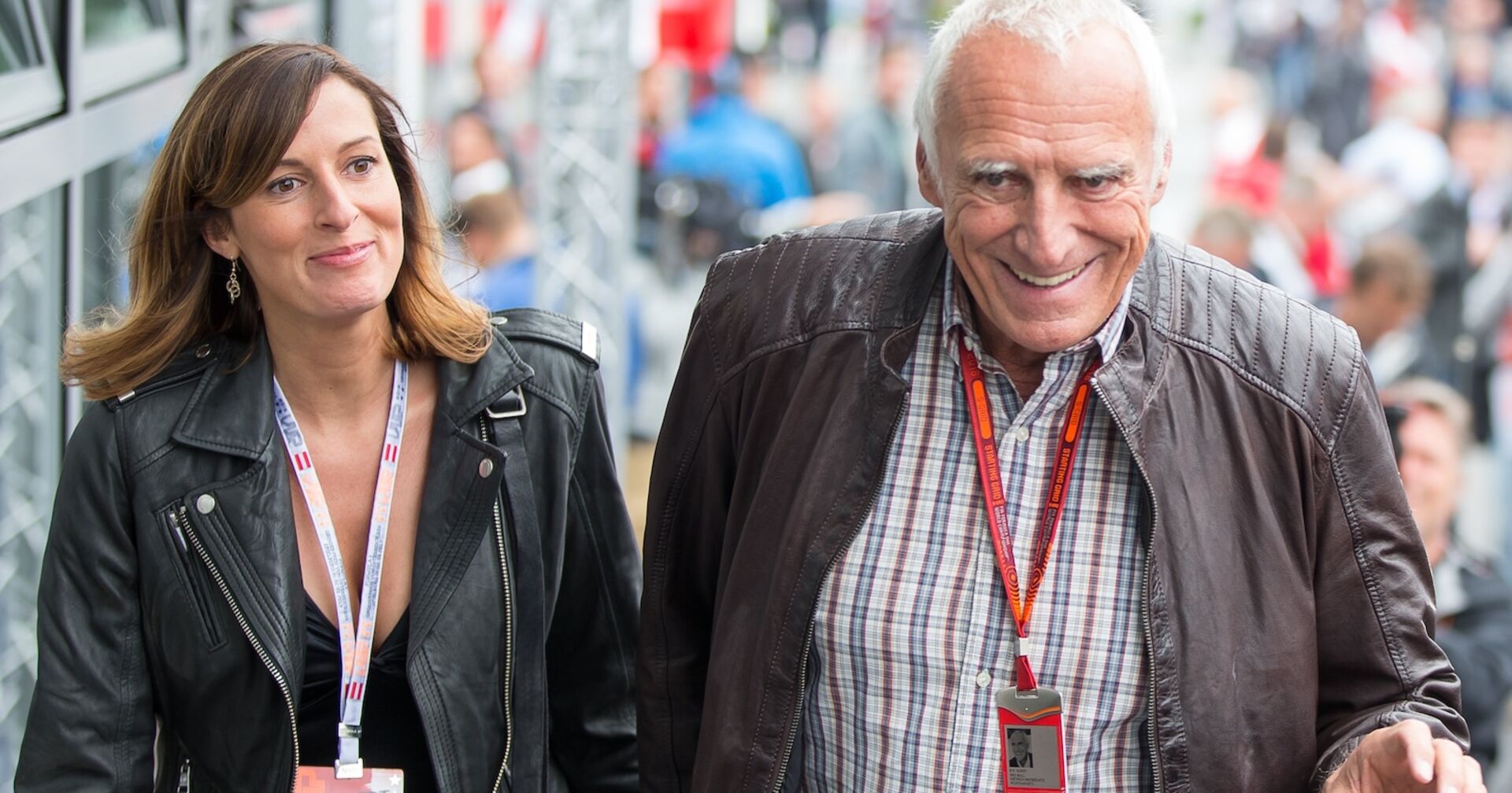 Porträt nebeneinander hergehend und lächelnd