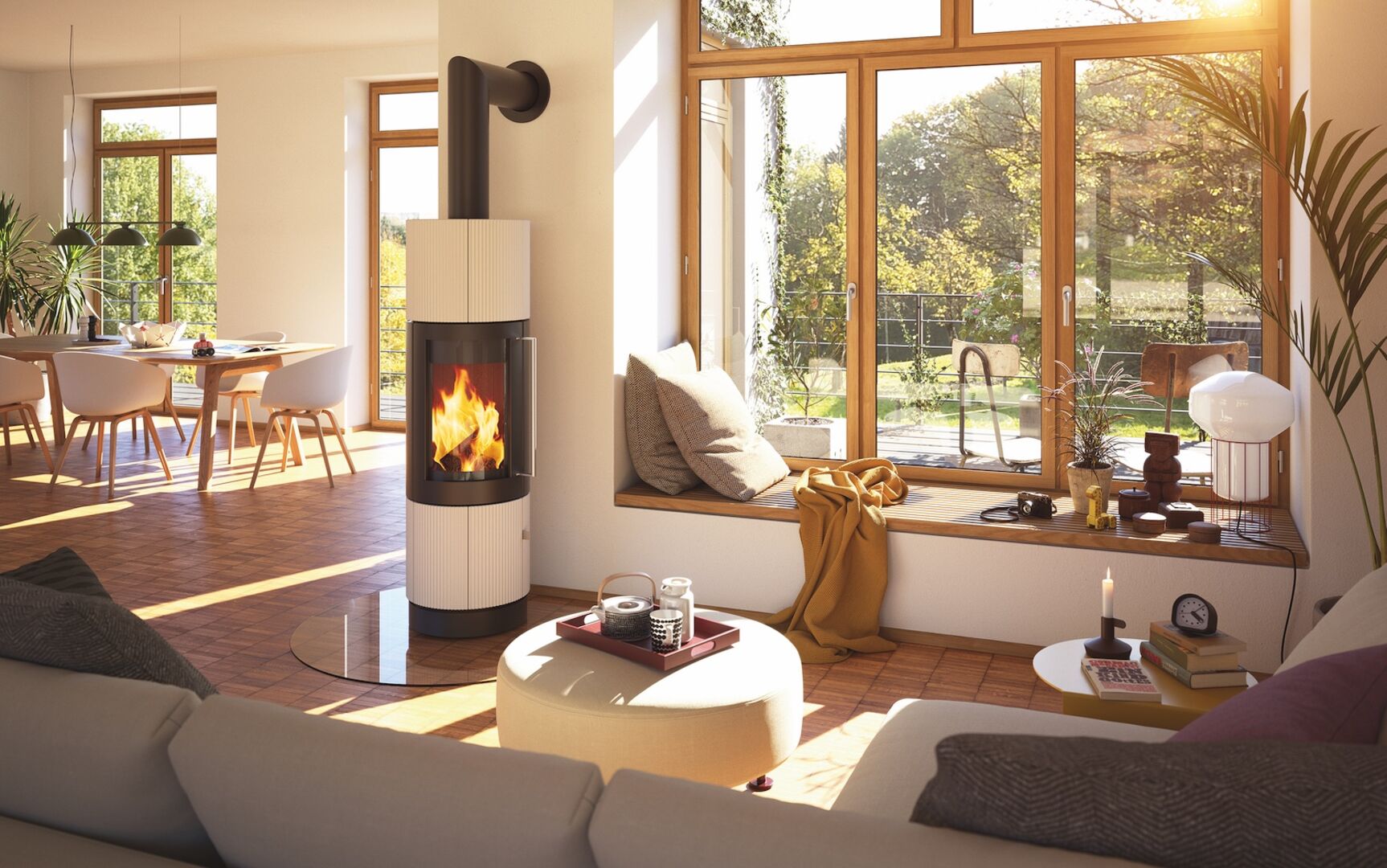 Zylinderförmiger, weißer Kaminofen in schönem Wohnraum mit großem Fenster
