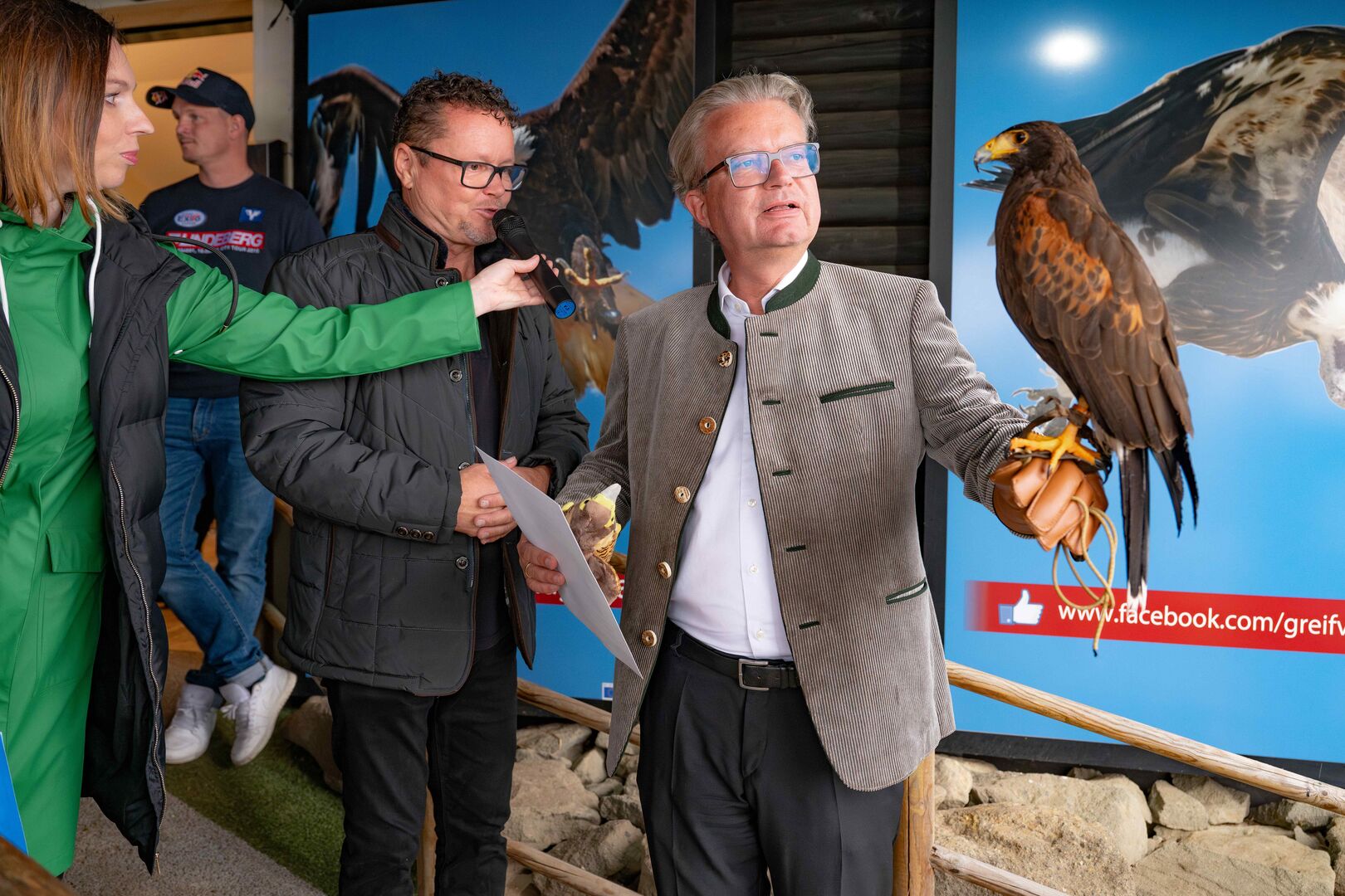 Landeshauptmann Christopher Drexler mit Greifvogel