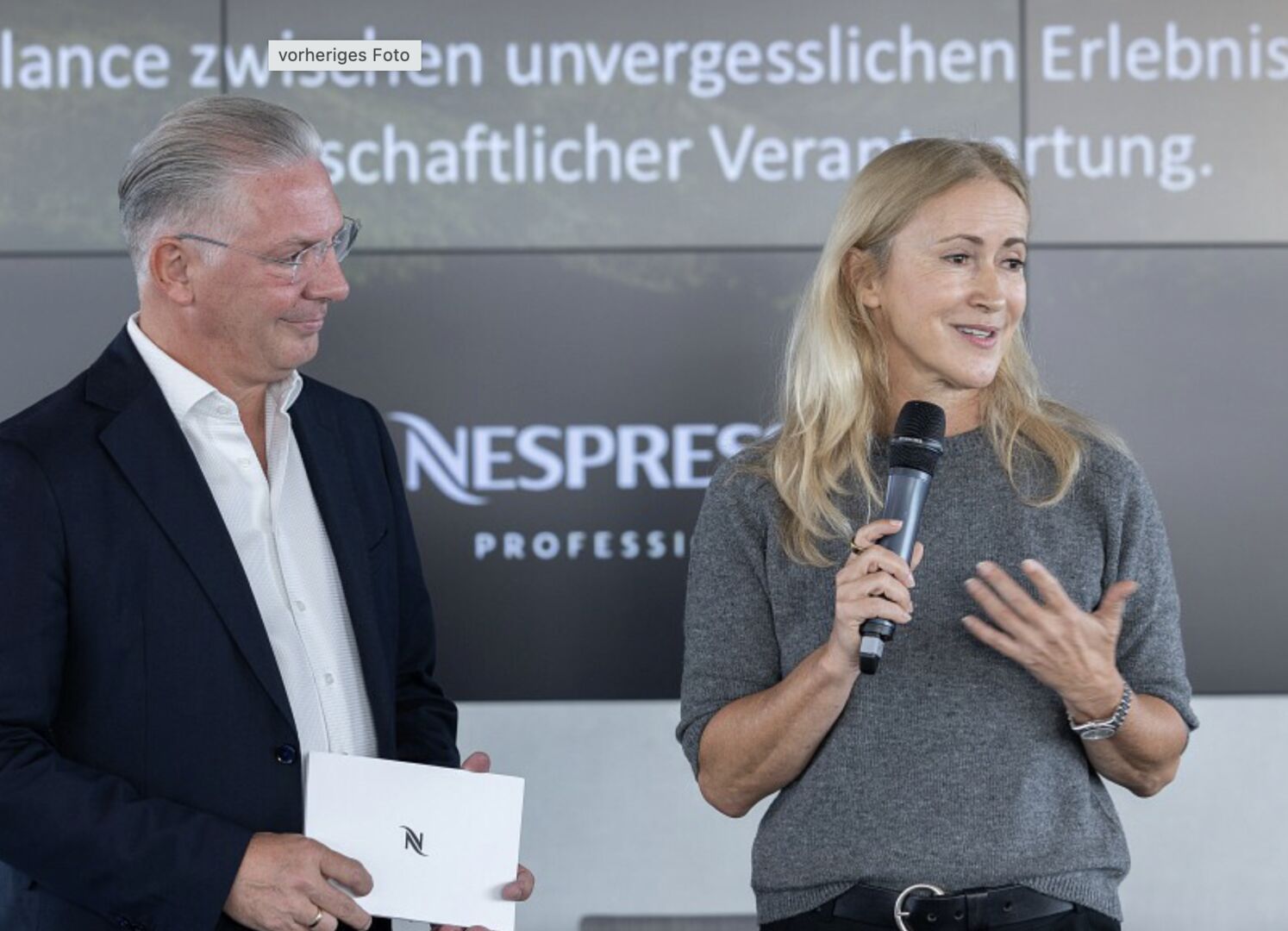 Nebeneinander mit Mikro auf der Bühne