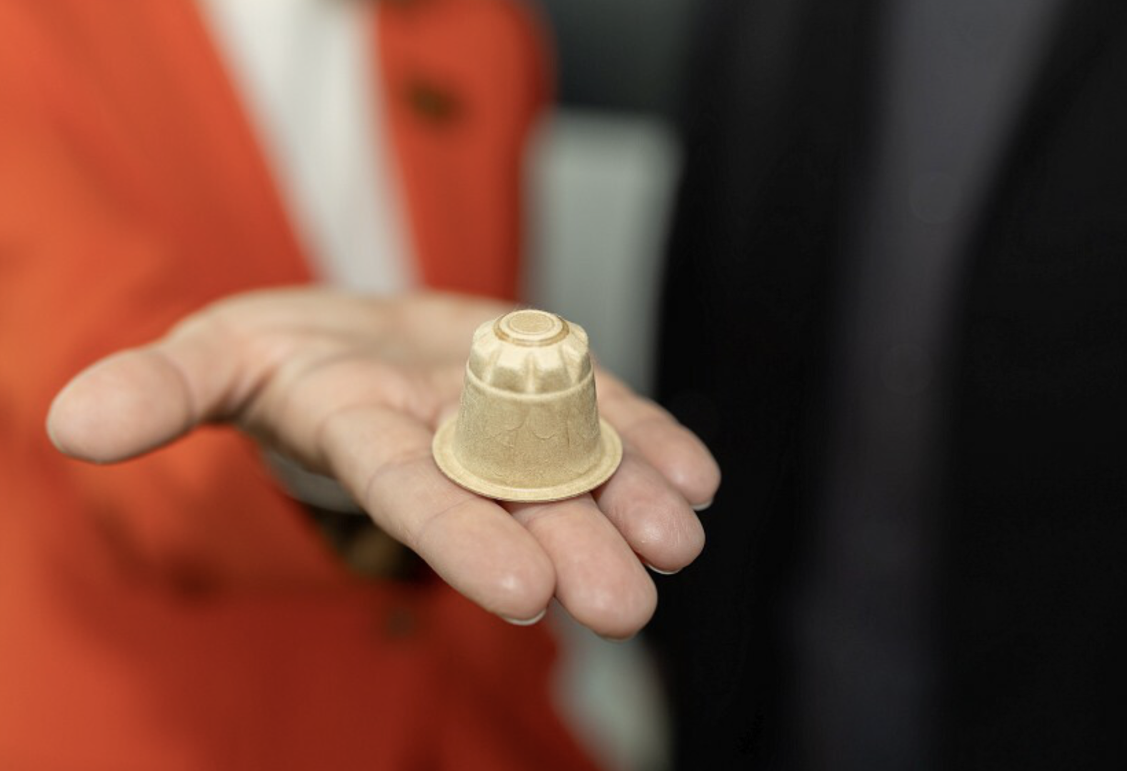 Produkt liegt auf einem Handteller