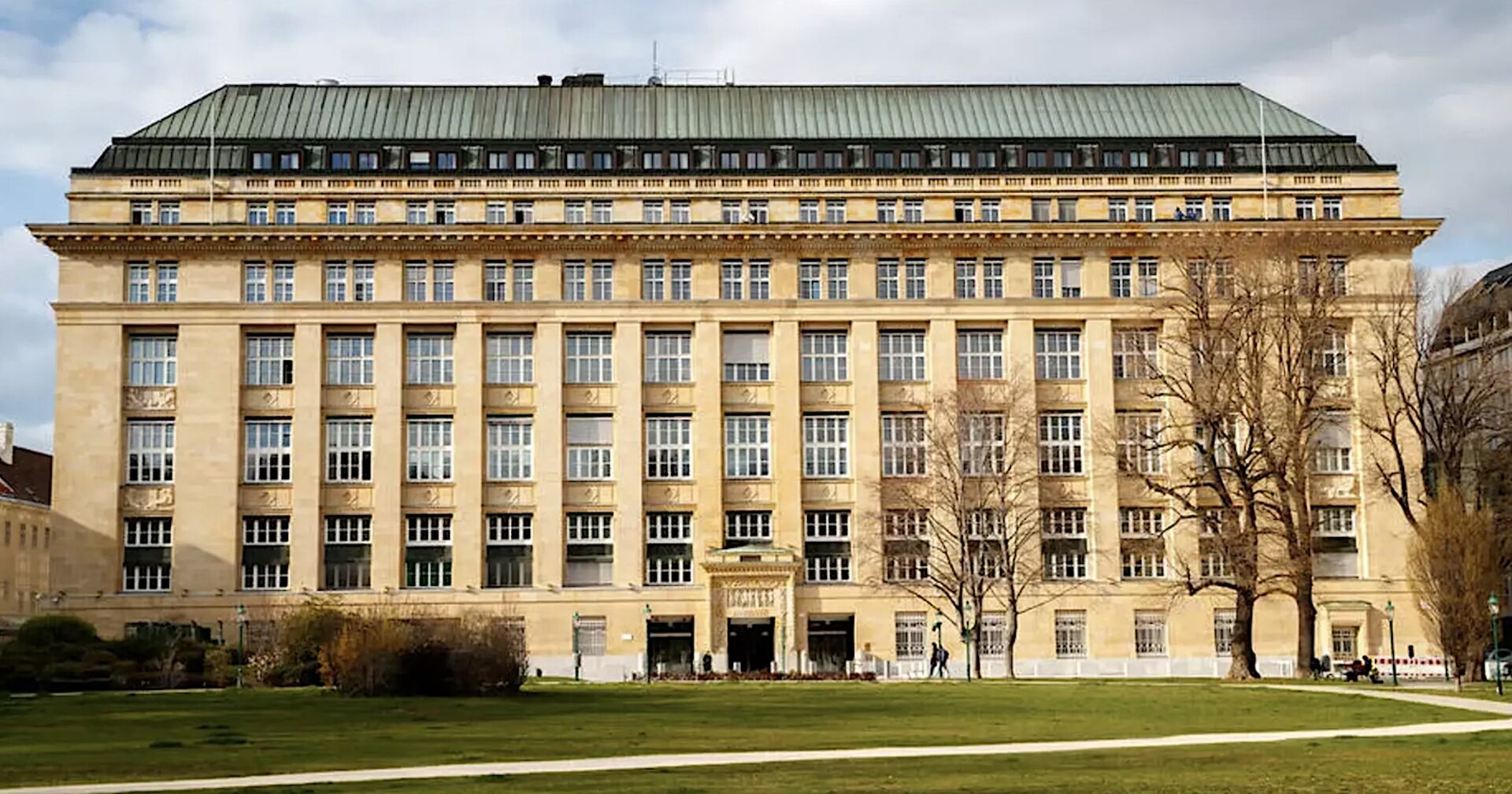 Fassade mit Grünanlage davor