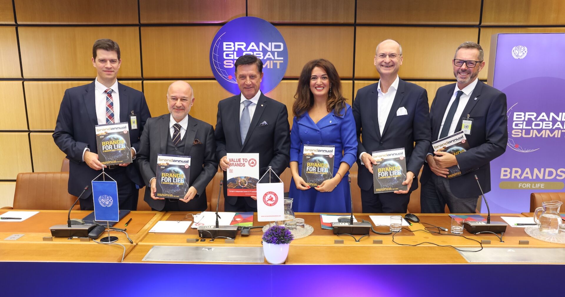 Panel, stehend und Magazine hochhaltend