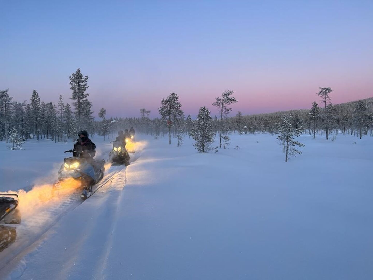 Eine Schneemobil-Exkursion ist ein Eintauchen in eine herrliche Winterlandschaft.