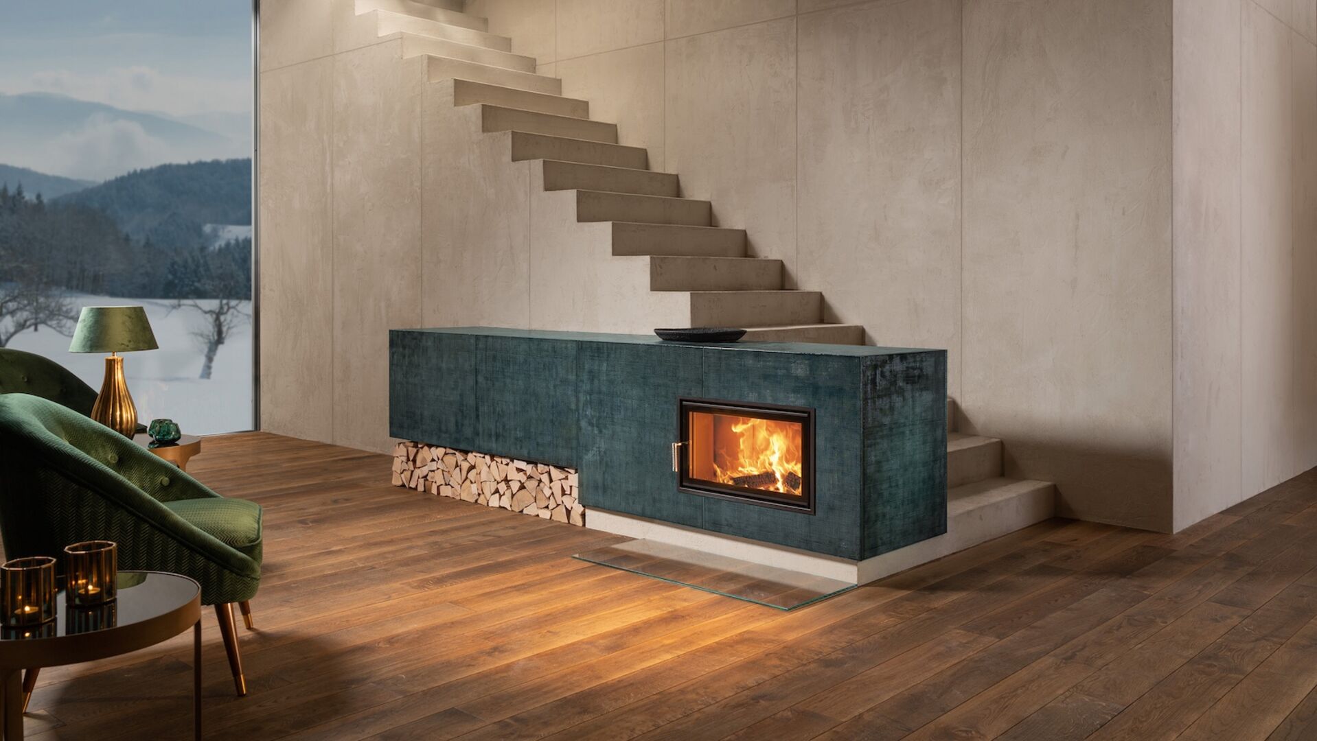 Graugrüner Kachelofen mit Feuer unter einer Stiege