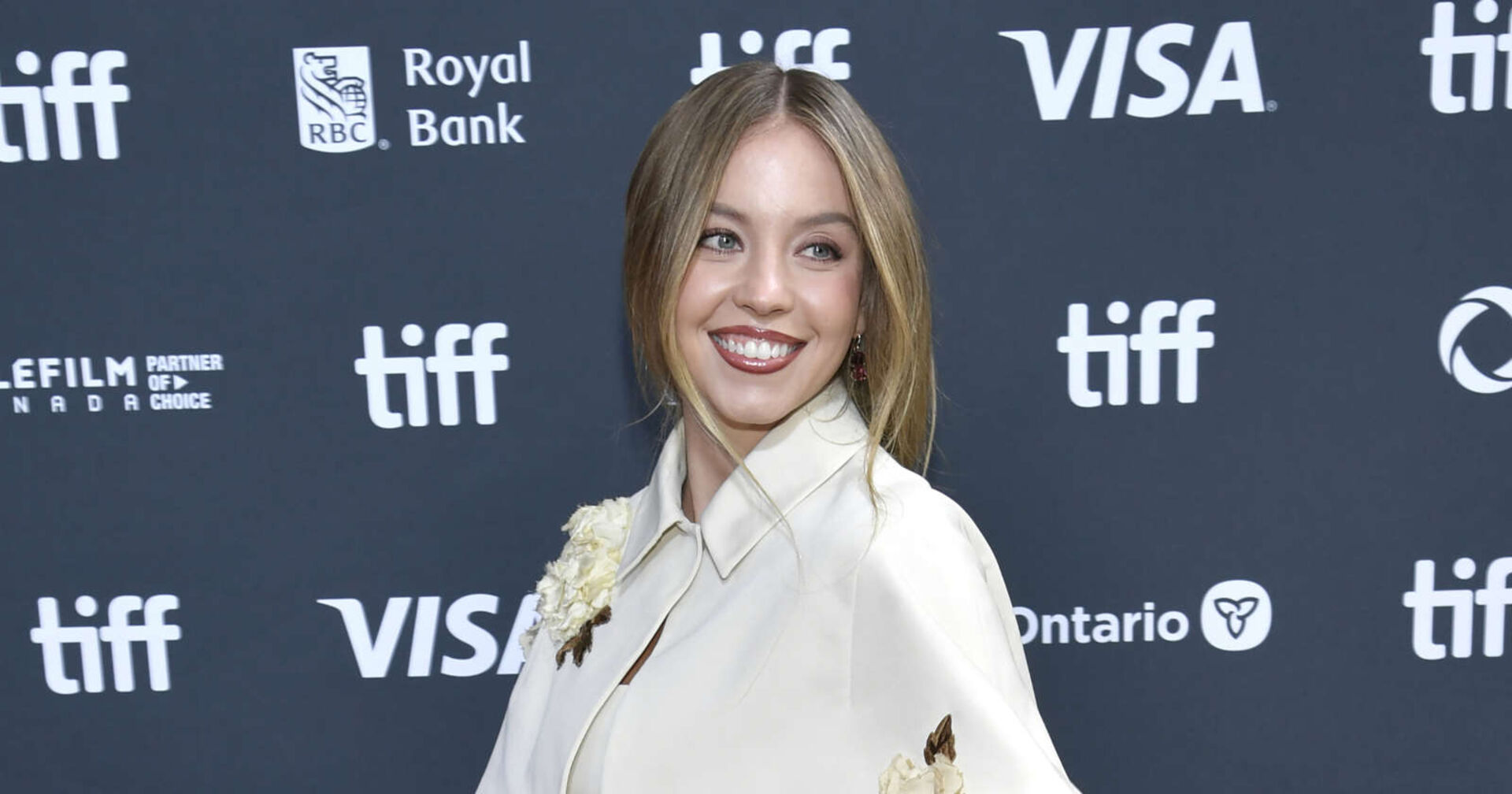 Schauspielerin Sydney Sweeney lächelt