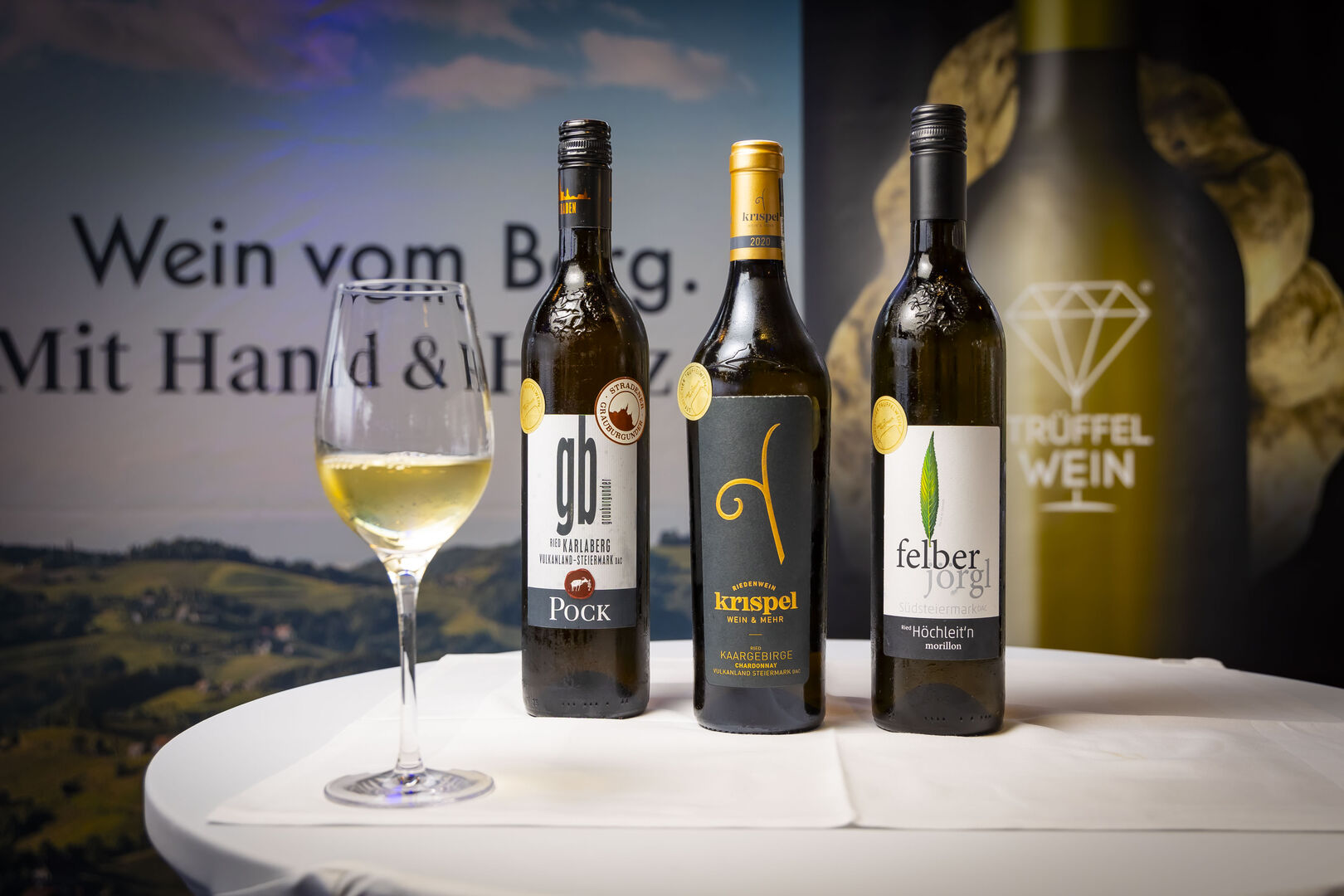 Drei Weinflaschen stehen auf einem Tisch